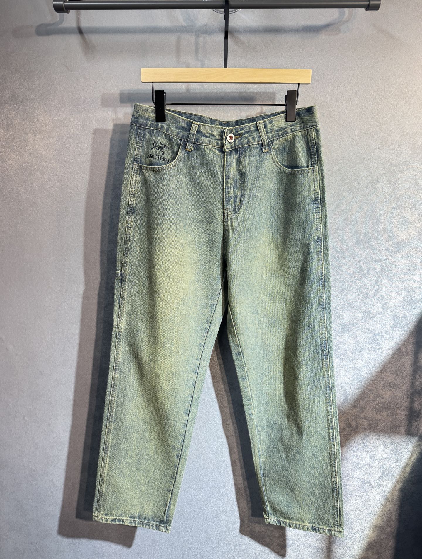 Japanese Washed Broad-Legged Jeans with Embroidery Details and Leather Tag. Sizes 29-38. - 图片 1