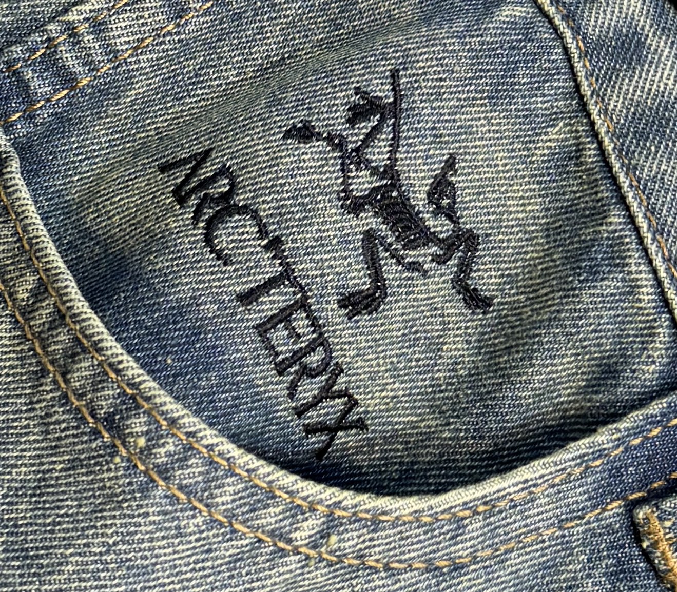 Japanese Washed Broad-Legged Jeans with Embroidery Details and Leather Tag. Sizes 29-38. - 图片 3