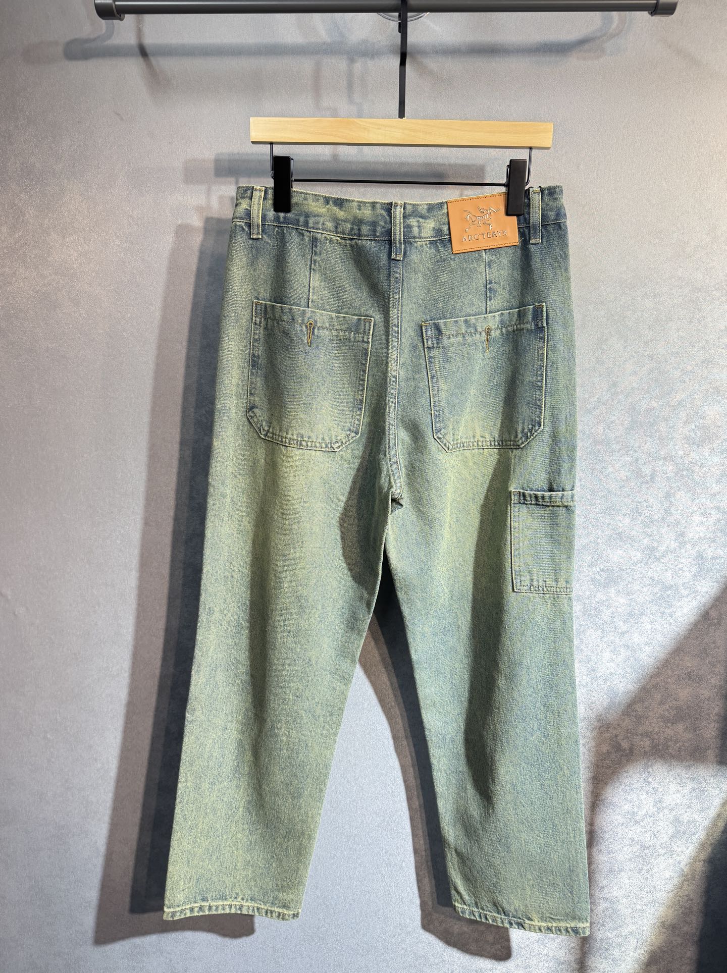 Japanese Washed Broad-Legged Jeans with Embroidery Details and Leather Tag. Sizes 29-38. - 图片 2