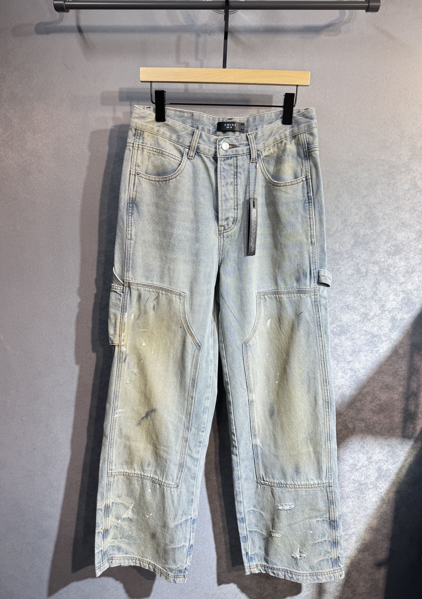 NO:514362,AMIRI 25ss new wide-leg jeans trendy frontline, hot-selling counter models, taste and value sharing, very comfortable to wear, low-key and luxurious, very classy when worn, no need to say much about the style and cutting of the pants, exquisite and vivid upper body. Really first-class quality, truly palace-grade casual pants, using Turkish cotton J68, produces the most famous tannin cloth, excellent quality, heavy washing makes the pants very soft, straight-footed style, not picky, the upper body is absolutely stylish, extremely luxurious!  Number of codes 29-38. None 37, amiri, jeans, alexander wang19860909AMIRI 阿米里 25ss新品阔腿牛仔裤潮流前线 专柜热销款 品味与价值共享 身穿着非常舒适 低调不失奢华 穿出去非常有档次,裤型款式和裁剪亦无需多言 上身精致跃然.真正一等一顶级质料 真正殿堂级的休闲裤,选用土耳其的棉花 J68生产出最有名的单宁布 品质卓然 经过重水洗使得裤子很柔软 直脚的版型 不挑人 上身绝对的有型 极度奢华！码数29-38.无37,,amiri,jeans,alexander wang,Men's clothing