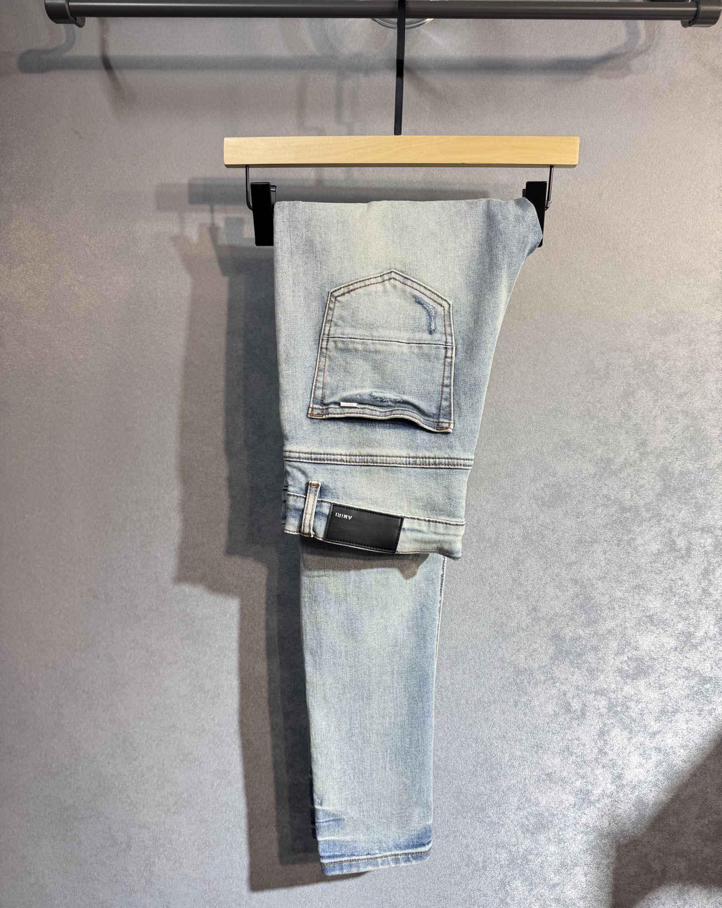 NO:514360,AMIRI Amiri Spring and summer new jeans hot-selling models, taste and value sharing, very comfortable to wear, low-key and luxurious, very classy when worn, no need to say much about the style and cutting of the pants, the upper body is exquisite and vivid. The truly first-class quality j68 truly palace-grade casual pants, using Turkish cotton, produce the most famous tannin cloth, excellent quality, heavy washing makes the pants very soft, the style is not picky, the upper body is absolutely stylish, extremely luxurious!  Number of codes 29-38. None 37, amiri, jeans, alexander wang19860909AMIRI 阿米里 春夏新品牛仔裤专柜热销款 品味与价值共享 身穿着非常舒适 低调不失奢华 穿出去非常有档次,裤型款式和裁剪亦无需多言 上身精致跃然.真正一等一顶级质料 j68真正殿堂级的休闲裤,选用土耳其的棉花 生产出最有名的单宁布 品质卓然 经过重水洗使得裤子很柔软 版型不挑人 上身绝对的有型 极度奢华！码数29-38.无37,,amiri,jeans,alexander wang,Men's clothing