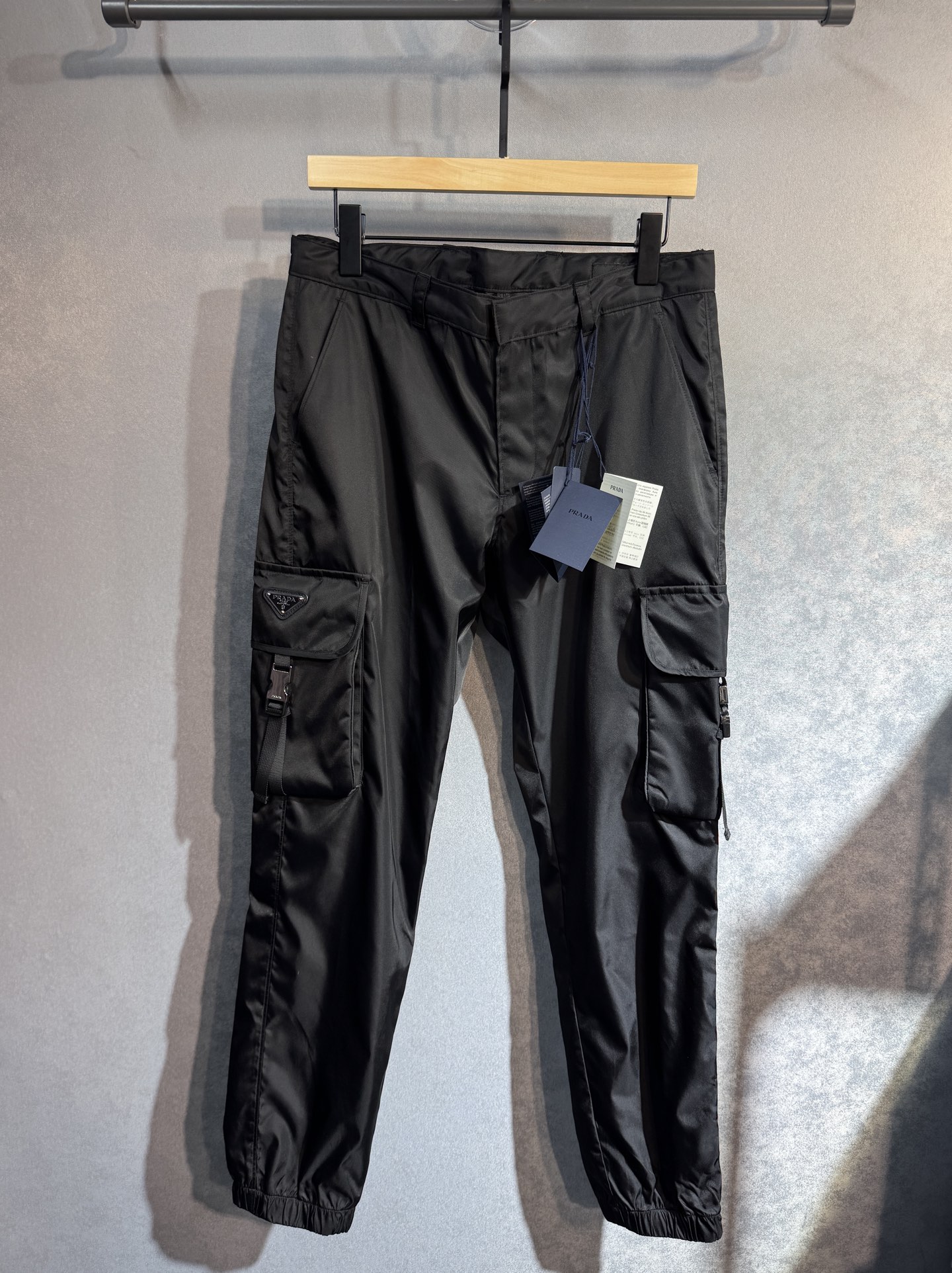 NO:487285,Prada 25ss new casual work pants iron brand triangle casual trousers double-sided large pocket design 633 fashion items same as men and women Original development Really achieve one-to-one shipment Number of codes 30 31 32 33 34 36,,prada,prada,alexander wang19860909Prada 普拉达25ss 新款休闲工装裤 铁牌三角标休闲长裤 双侧大口袋设计 633时尚单品 男女同款 原版开发 真正做到一比一出货 码数30 31 32 33 34 36,,prada,prada,alexander wang,Men's clothing