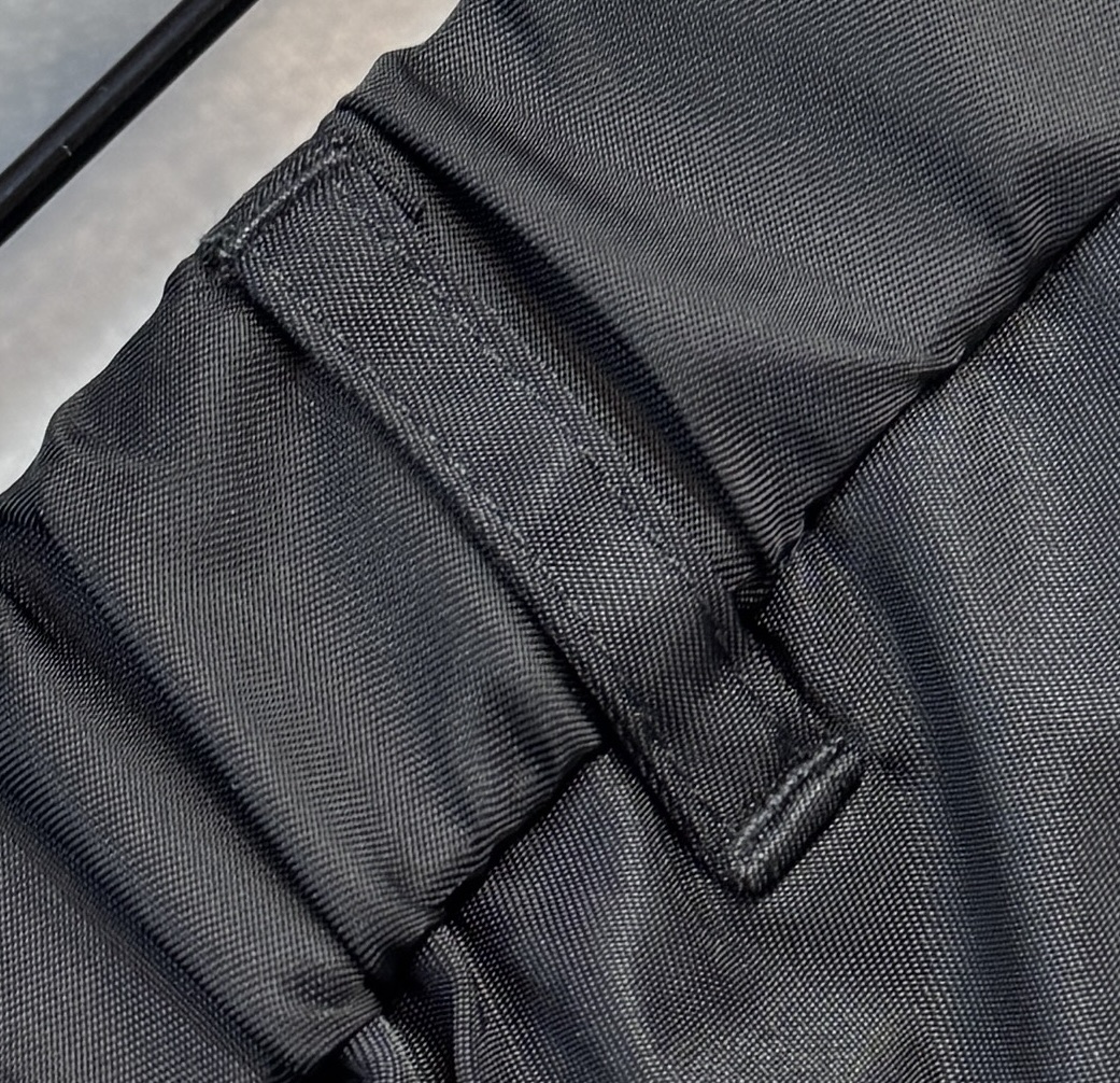PRADA Introduces 25ss Recreational Workers Shorts with Unique Design and Fashion Monographs - 图片 9