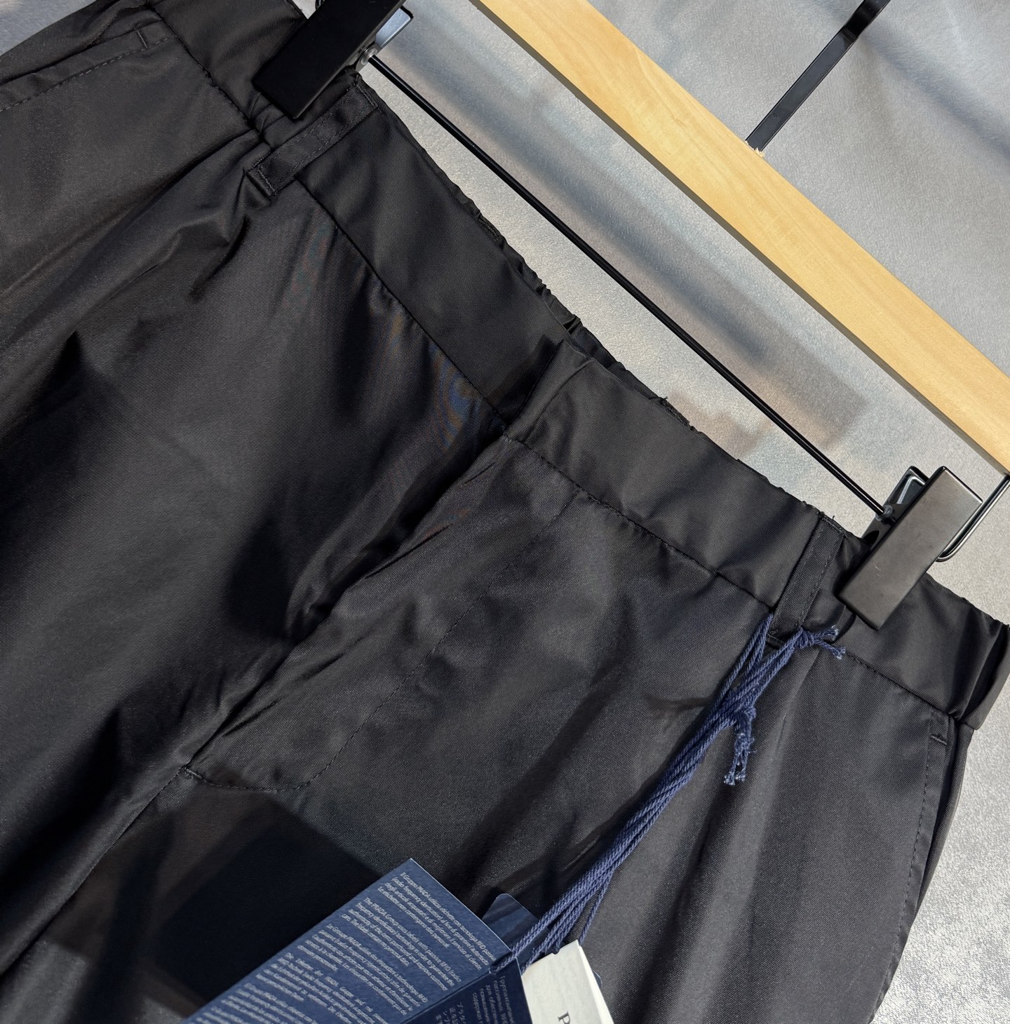 PRADA Introduces 25ss Recreational Workers Shorts with Unique Design and Fashion Monographs - 图片 3