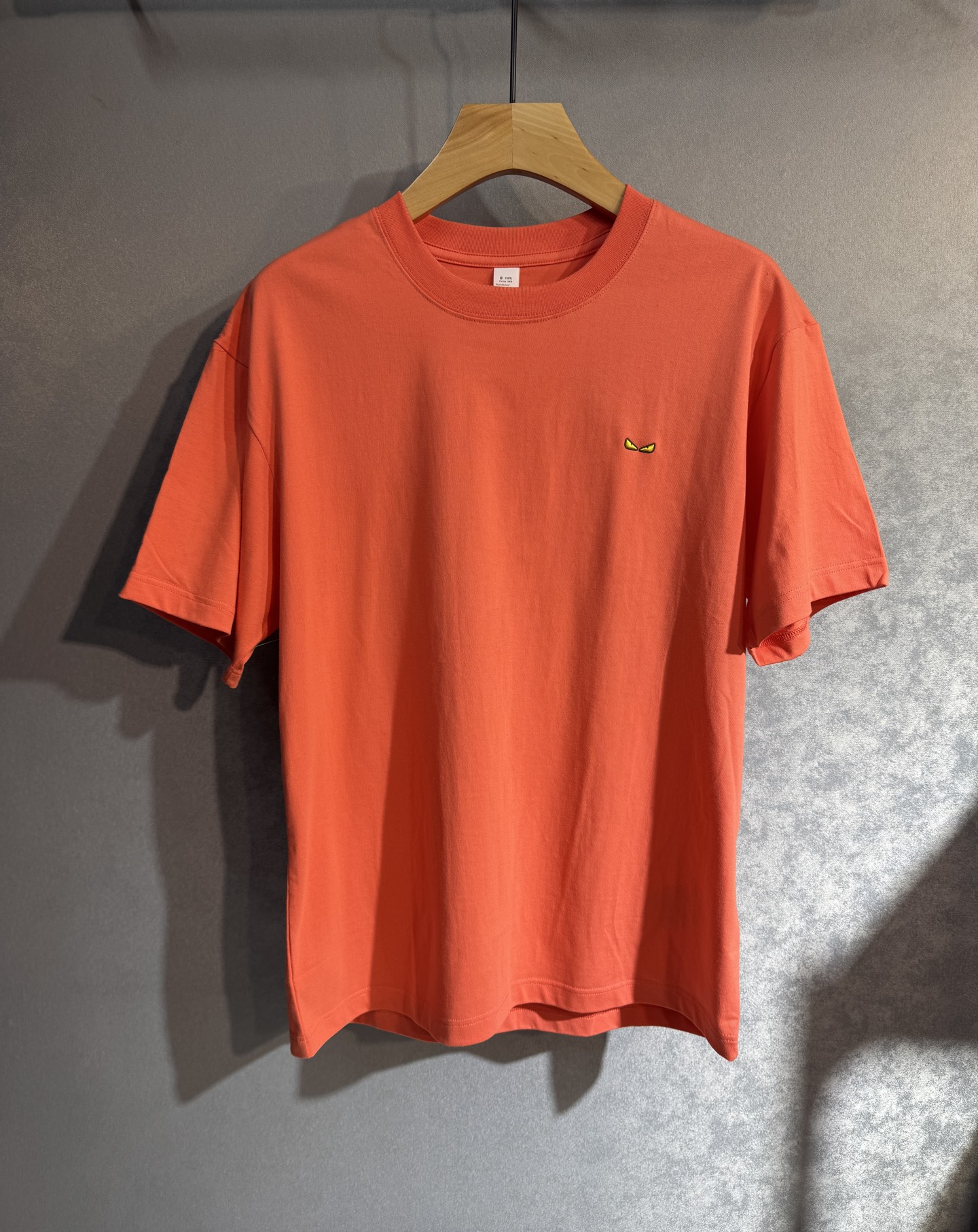 NO:487255,FENDI 25SS new spring and summer short sleeves, the highest version of customized pure cotton fabric, comfortable and breathable, simple and fashionable, with super good color matching!  Classic logo design, simple and elegant style!  238 full of high-end feel, wearable in all seasons. Simple European style, simple and atmospheric, the same style on sale on the official website. Color: Black, White, Gray, Blue, Orange. Number of S-3XL (please report height and weight if you place an order),,fendi,fendi,T-shirt,alexander wang19860909FENDI 芬迪 25SS新款春夏短袖 最高版本客供定制纯棉面料 舒适透气 简单时尚款,配色超级好看！经典logo的设计 简单大方的款式！238满满的高级感,四季可穿.简欧风格,简洁大气,官网同款在售.颜色: 黑色 白色 灰色 蓝色 橙色.码数S-3XL（下单请报身高体重）,,fendi,fendi,T-shirt,alexander wang,Men's clothing