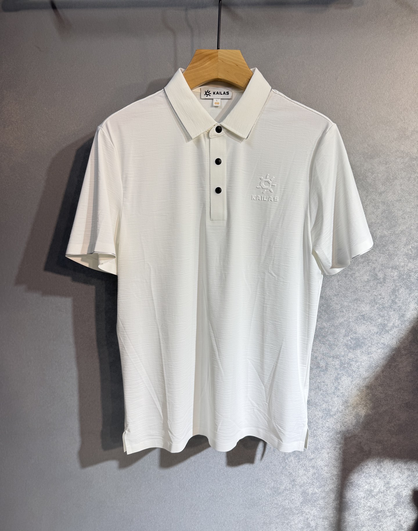 NO:487236,Caron 25SS new spring and summer short-sleeved version, the highest version of customized quick-drying fabric, cool and breathable, simple and fashionable, with super good color combination!  The design of the classic logo is simple and elegant, full of high-end feel, and can be worn in all seasons. 608 simple European style, simple and elegant, the same style on sale on the official website. Color: black, white, blue. Number of code M-3XL (please report height and weight if you place an order), T-shirt, alexander wang19860909卡隆 25SS新款春夏短袖 最高版本客供定制速干面料 凉爽透气 简单时尚款,配色超级好看！经典logo的设计 简单大方的款式满满的高级感,四季可穿.608简欧风格,简洁大气,官网同款在售.颜色:黑色 白色 蓝色.码数M-3XL（下单请报身高体重）,,T-shirt,alexander wang,Men's clothing