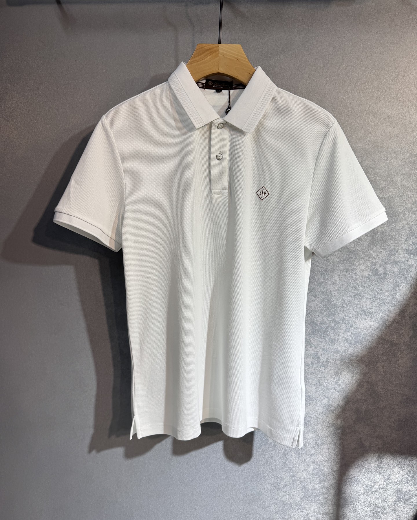 NO:487243,LP Noyou Pianya 25SS new spring and summer short-sleeved version, the highest version of customized mercerized bead floor cotton fabric, simple and fashionable, with super beautiful color matching!  Classic logo design, simple and elegant style, full of high-end feel, 216 seasons wearable. Simple European style, simple and atmospheric, the same style on sale on the official website. Color black, white, blue. Number of code M-4XL (please report height and weight if you place an order),,loro piano, T-shirt, alexander wang19860909LP 诺悠翩雅 25SS新款春夏短袖 最高版本客供定制丝光珠地棉面料 简单时尚款,配色超级好看！经典logo的设计 简单大方的款式 满满的高级感,216四季可穿.简欧风格,简洁大气,官网同款在售.颜色黑色 白色 蓝色.码数M-4XL（下单请报身高体重）,,loro piana,T-shirt,alexander wang,Men's clothing