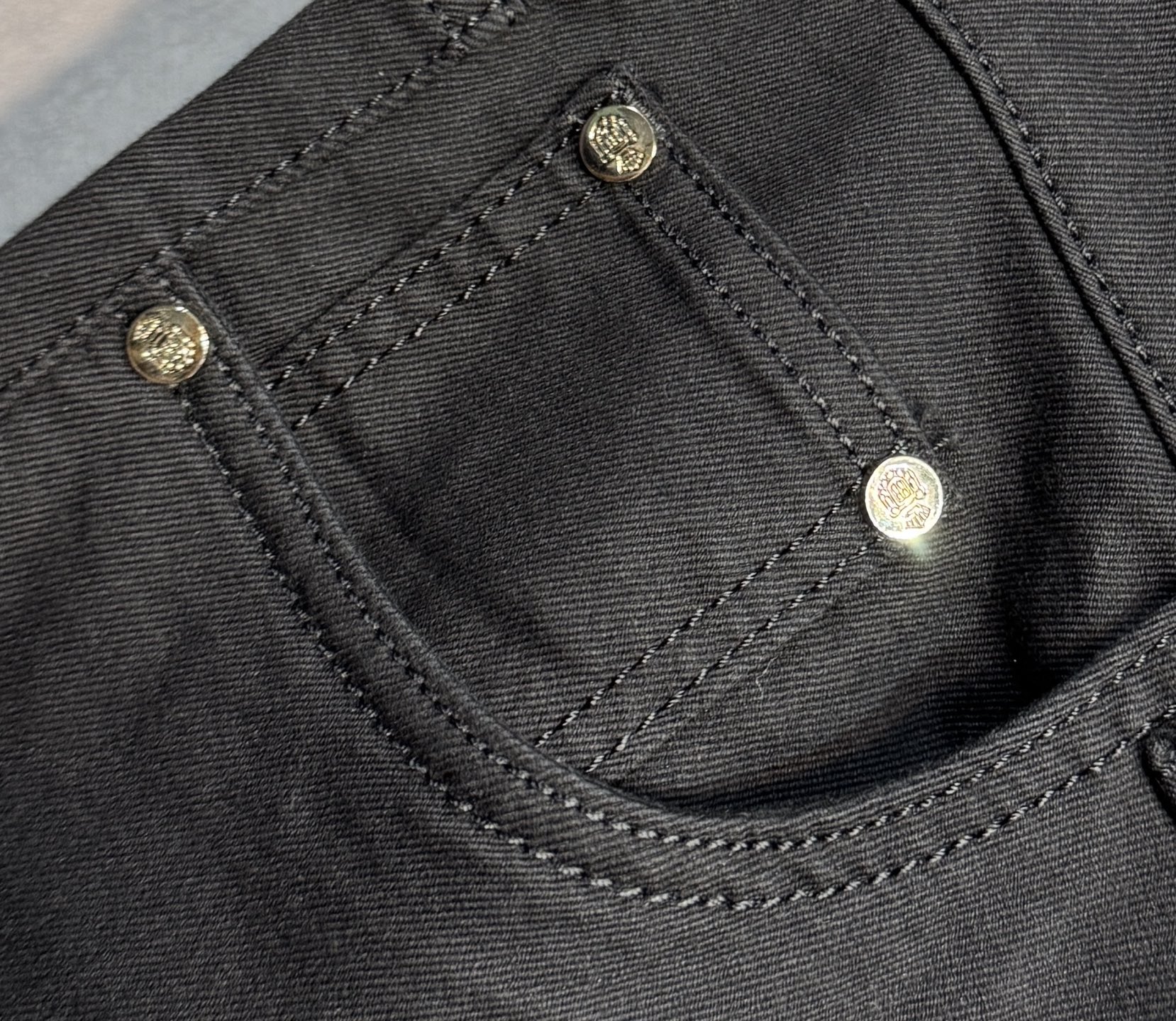 “Prada Jeans: Luxurious, Comfortable, High-Grade Pants for Spring and Summer” - 图片 5