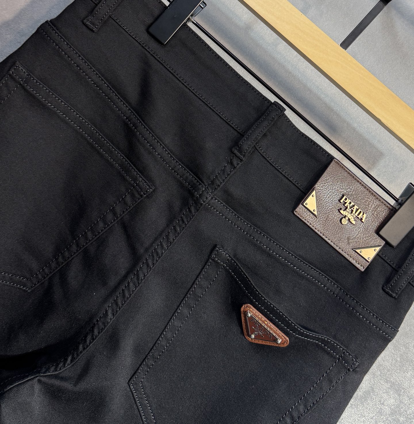 “Prada Jeans: Luxurious, Comfortable, High-Grade Pants for Spring and Summer” - 图片 7