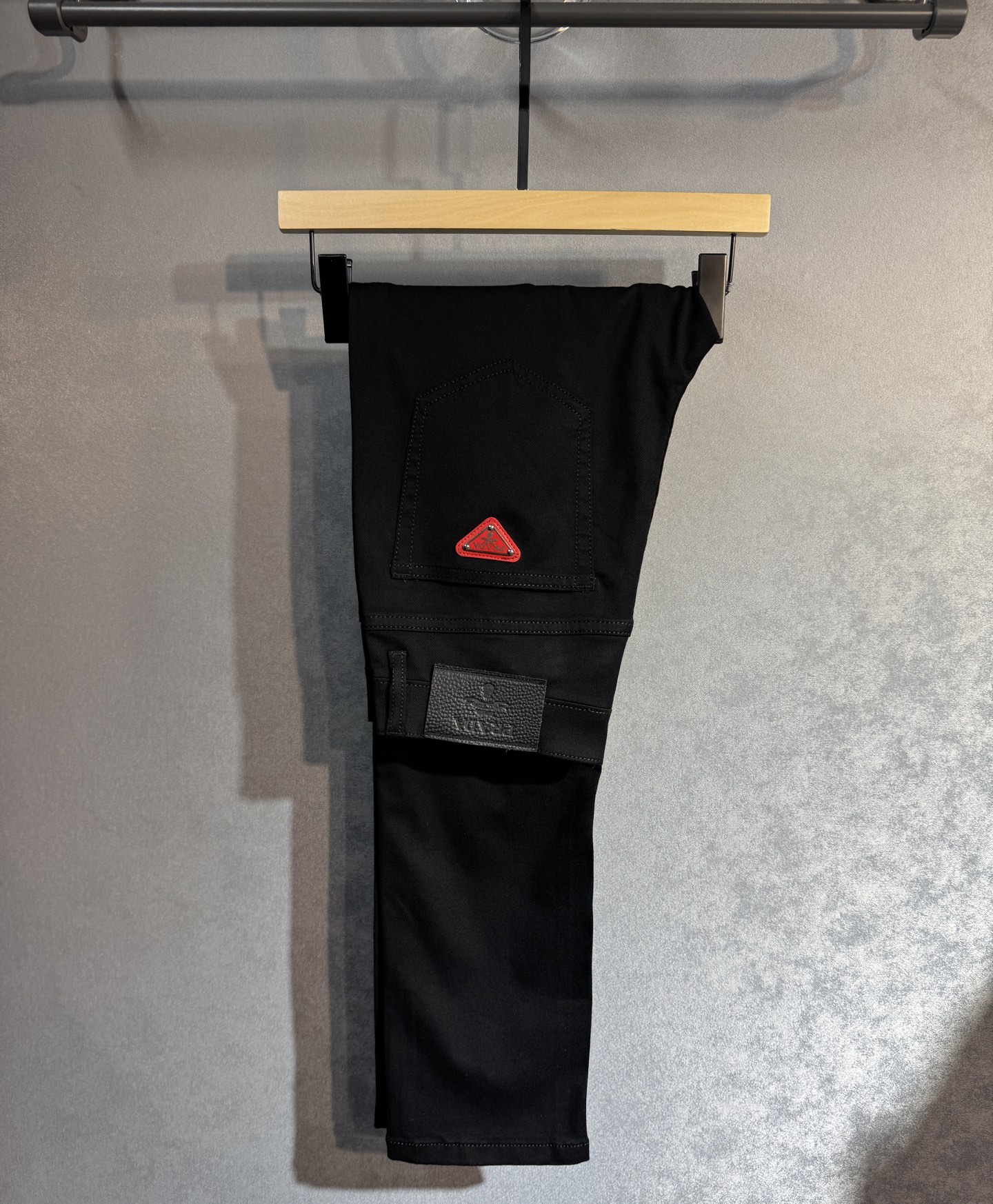 NO:514370,PRADA 25ss new jeans trendy frontline, hot-selling counter models, taste and value sharing, very comfortable to wear, low-key and luxurious, very classy when worn, no need to say much about the style and cutting of the pants, exquisite and vivid upper body. A truly first-class top quality, a truly palace-grade casual pants, made of Turkish cotton, A33 produces the most famous tannin cloth, excellent quality, heavy washing makes the pants very soft, straight feet style, not picky, the upper body is absolutely stylish, extremely luxurious!  Count 29-38, prada, prada, jeans, alexander wang19860909PRADA 普拉达 25ss新品牛仔裤潮流前线 专柜热销款 品味与价值共享 身穿着非常舒适 低调不失奢华 穿出去非常有档次,裤型款式和裁剪亦无需多言 上身精致跃然.真正一等一顶级质料 真正殿堂级的休闲裤,选用土耳其的棉花 A33生产出最有名的单宁布 品质卓然 经过重水洗使得裤子很柔软 直脚的版型 不挑人 上身绝对的有型 极度奢华！码数29-38,,prada,prada,jeans,alexander wang,Men's clothing