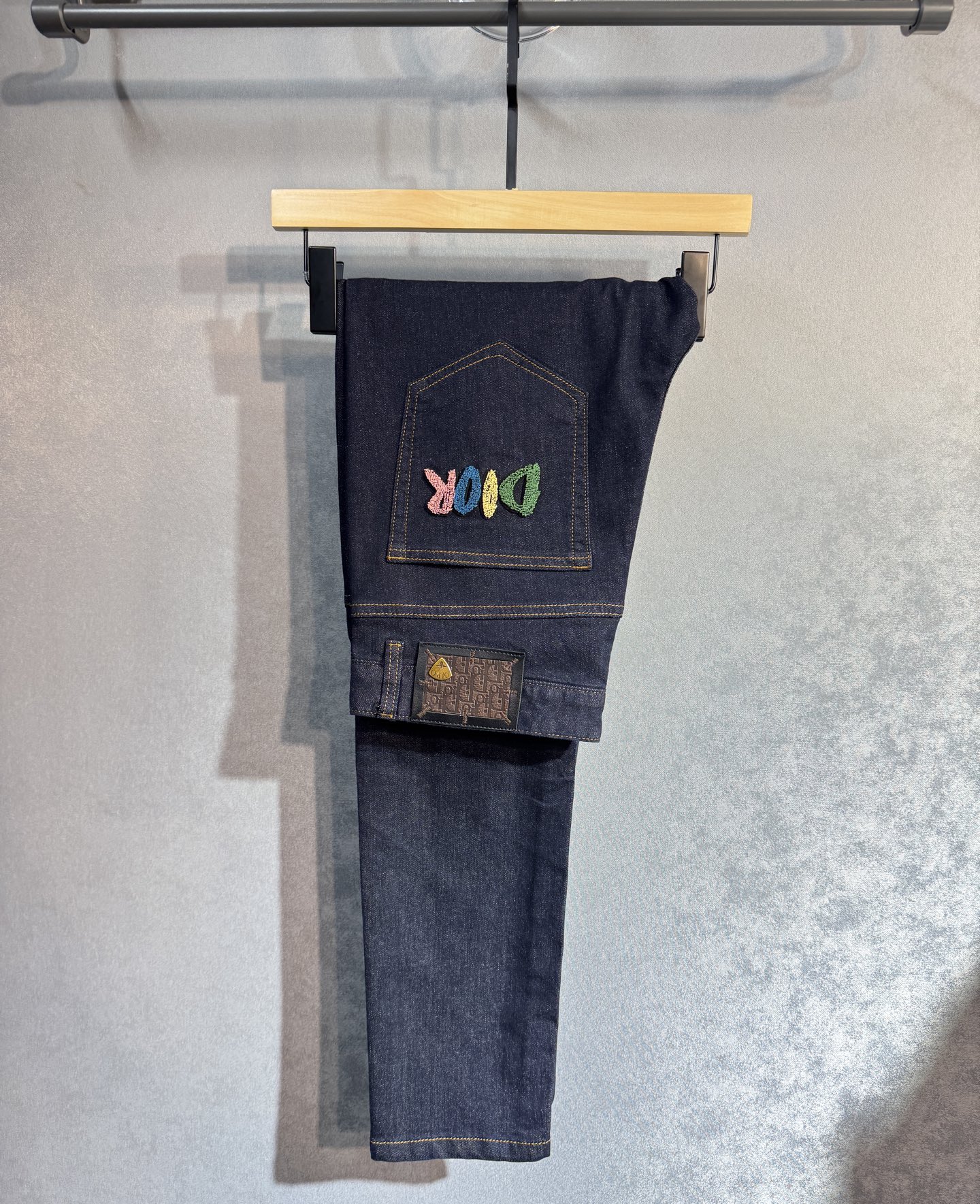 NO:514387,DIOR The latest jeans in spring and summer are popular in the counter. Taste and value are shared. They are very comfortable to wear, low-key and luxurious. They are very classy when worn. There is no need to say much about the style and cutting of the pants. The upper body is exquisite and vivid. The true first-class quality is the real-class casual pants, which are made of Turkish cotton. A33 produces the most famous tannin fabric. The quality is excellent. After heavy washing, the pants are very soft. The straight-footed style is not picky. The upper body is absolutely stylish and extremely luxurious!  Number of codes 29-38. None 37,,dior,dior,jeans,alexander wang19860909DIOR 迪奥 春夏最新品牛仔裤专柜热销款 品味与价值共享 身穿着非常舒适 低调不失奢华 穿出去非常有档次,裤型款式和裁剪亦无需多言 上身精致跃然.真正一等一顶级质料 真正殿堂级的休闲裤,选用土耳其的棉花 A33生产出最有名的单宁布 品质卓然 经过重水洗使得裤子很柔软 直脚的版型 不挑人 上身绝对的有型 极度奢华！码数29-38.无37,,dior,dior,jeans,alexander wang,Men's clothing