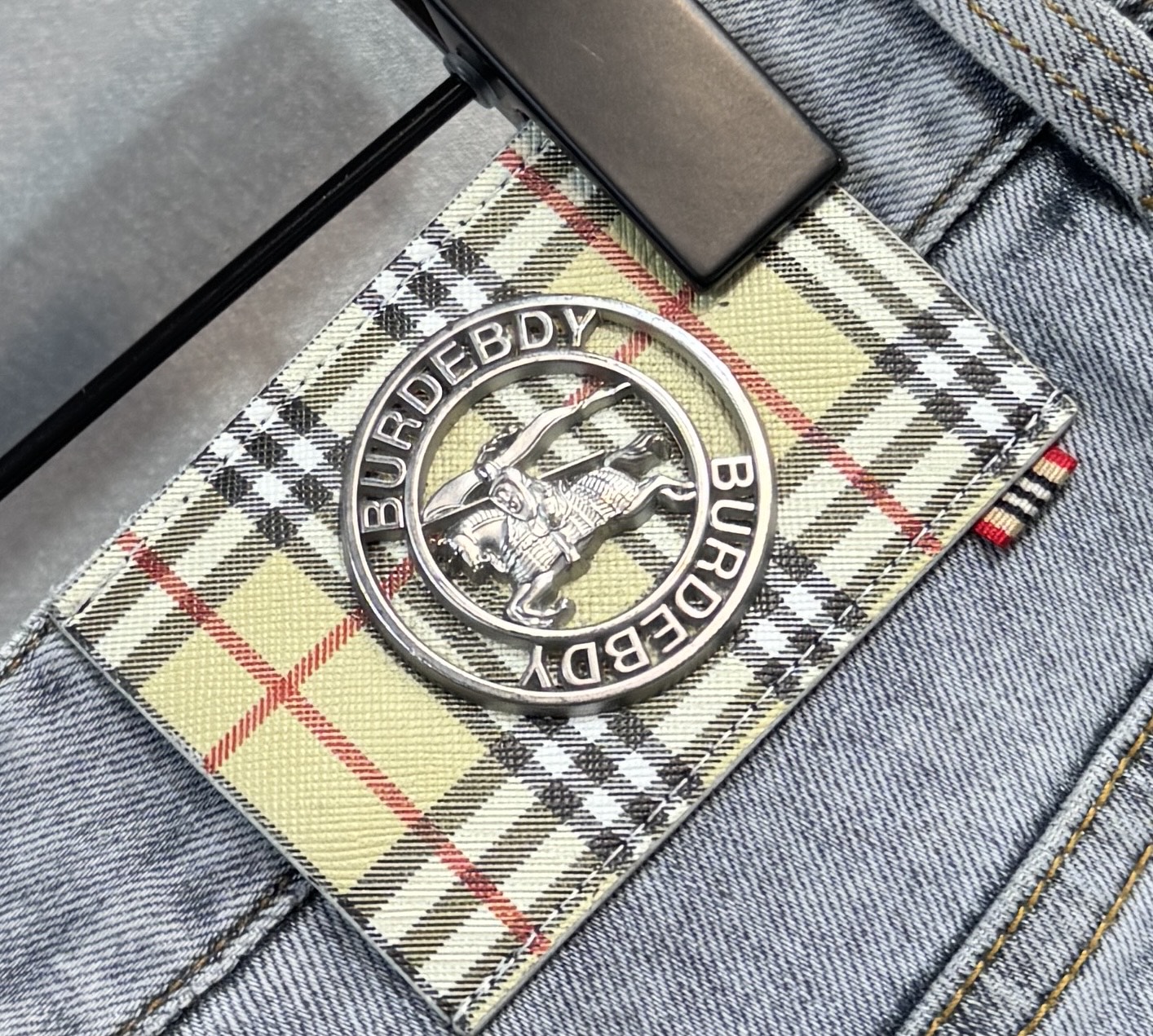 “Stylish Jeans: Burberry & Pablo Spring/Summer Pair – Hot Sales & Luxury Dressing” - 图片 8