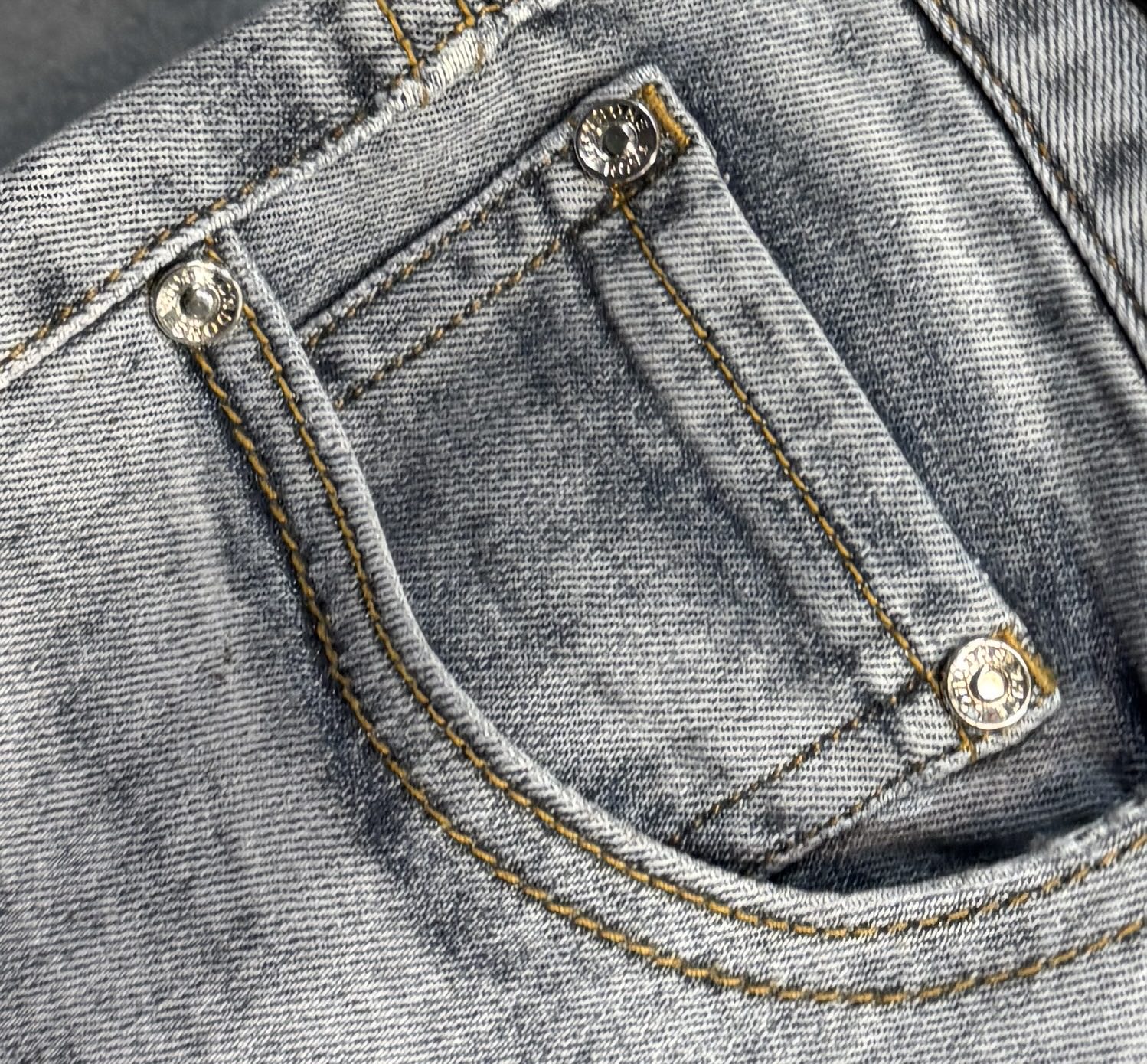 “Stylish Jeans: Burberry & Pablo Spring/Summer Pair – Hot Sales & Luxury Dressing” - 图片 5