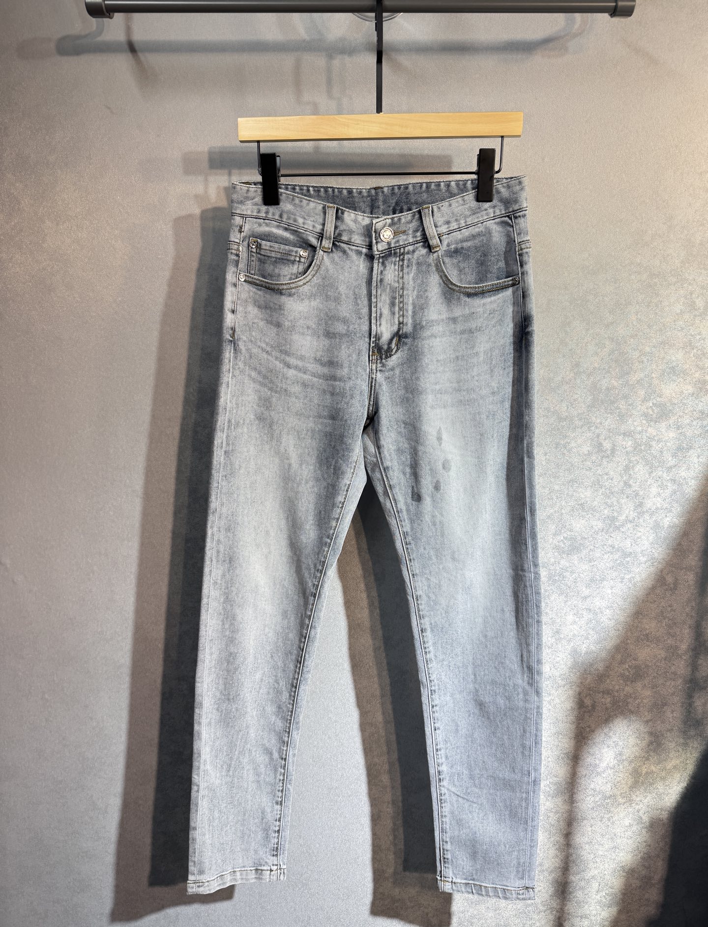 “Stylish Jeans: Burberry & Pablo Spring/Summer Pair – Hot Sales & Luxury Dressing” - 图片 2