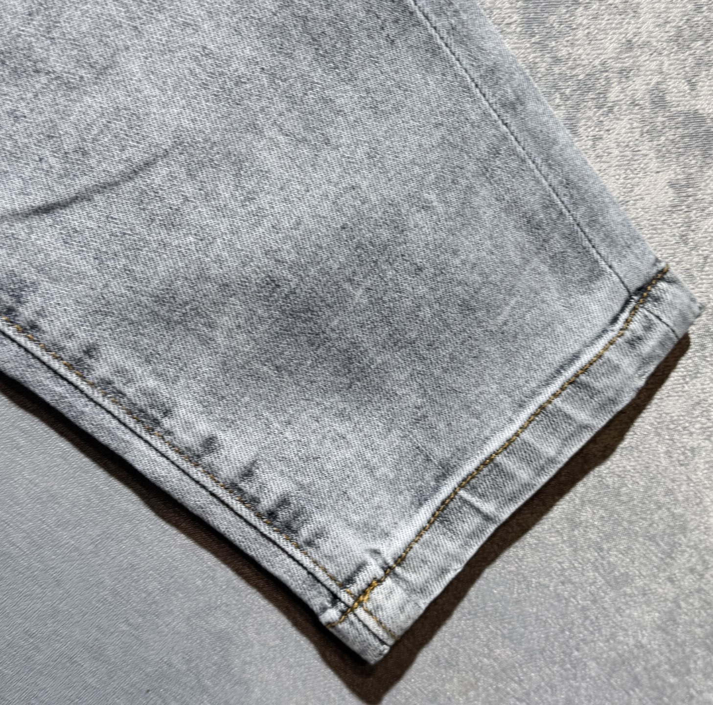 “Stylish Jeans: Burberry & Pablo Spring/Summer Pair – Hot Sales & Luxury Dressing” - 图片 9