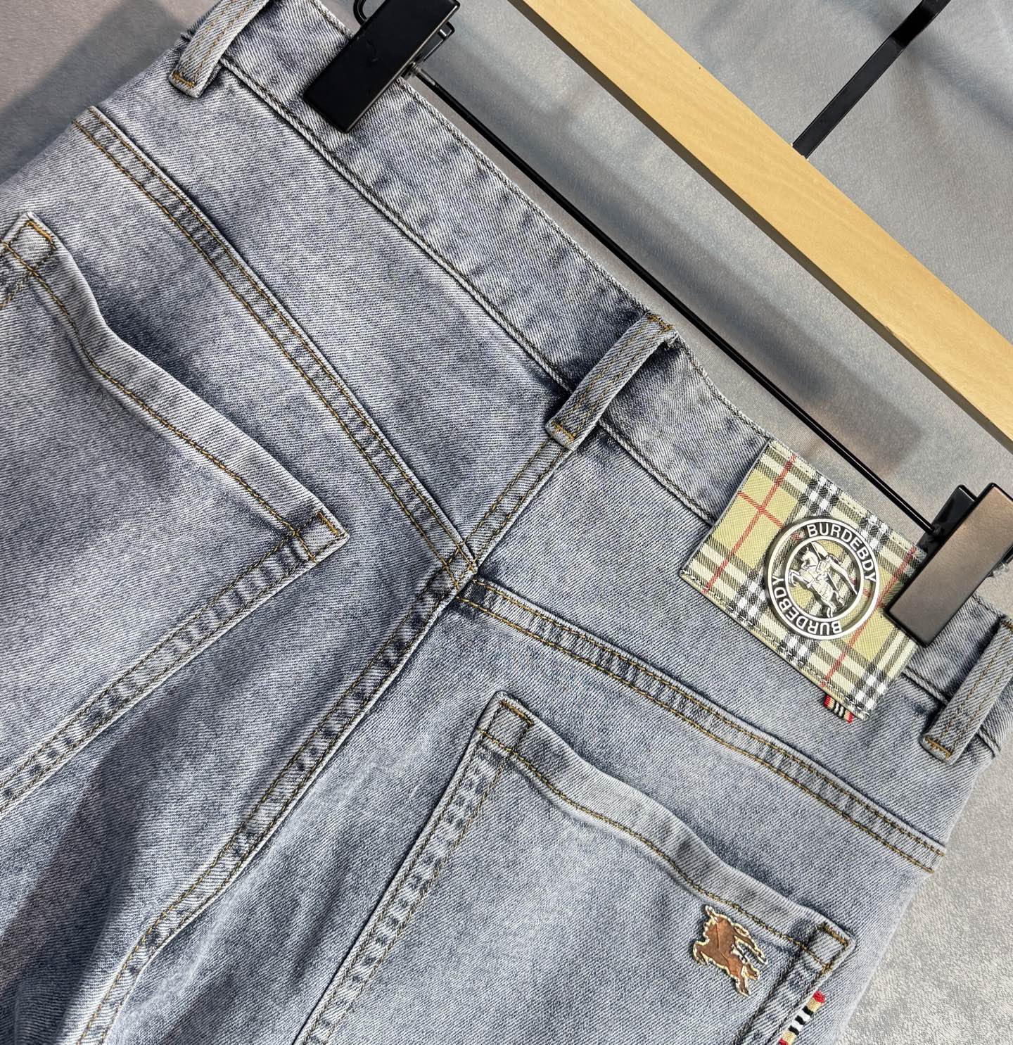 “Stylish Jeans: Burberry & Pablo Spring/Summer Pair – Hot Sales & Luxury Dressing” - 图片 7