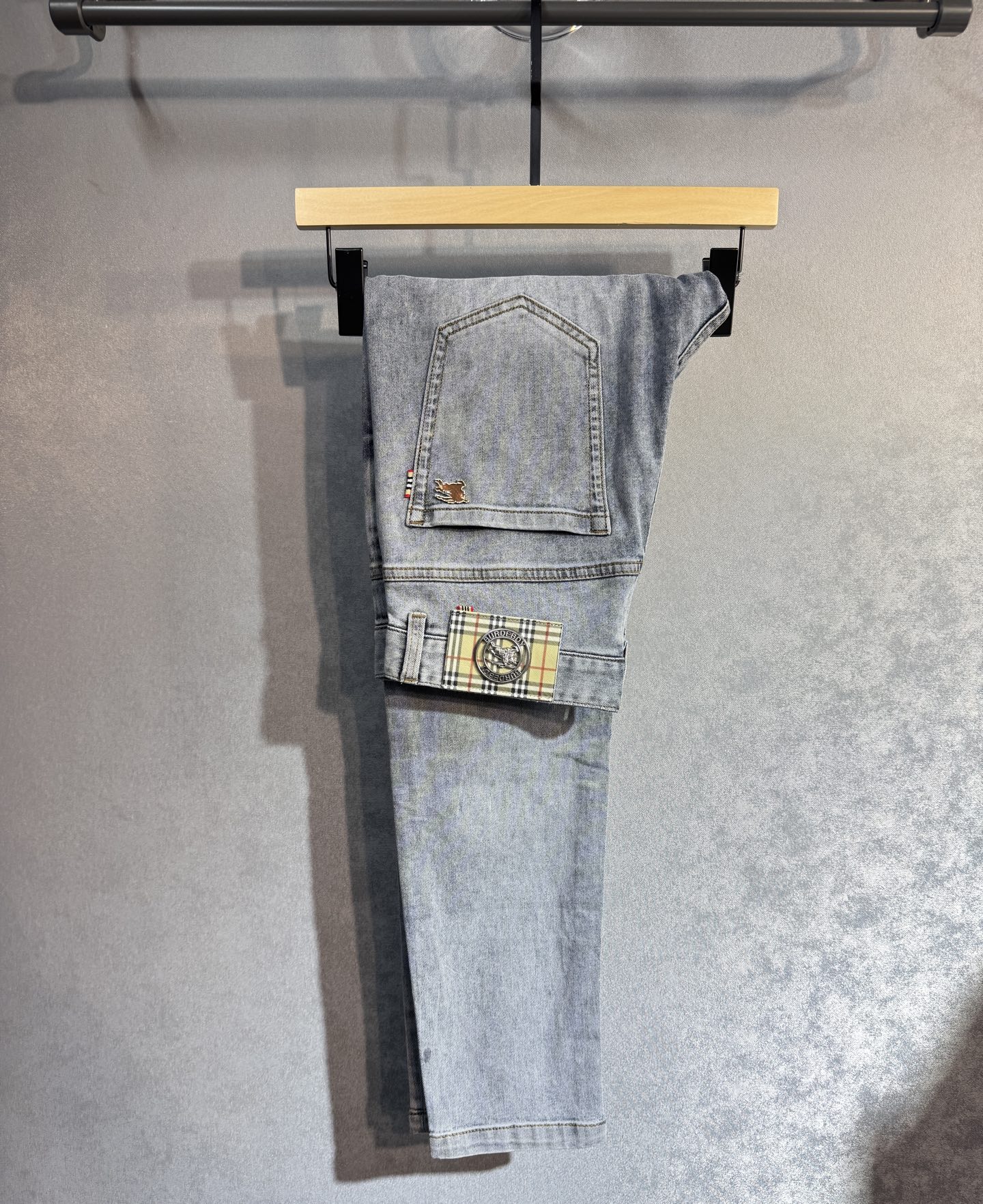 “Stylish Jeans: Burberry & Pablo Spring/Summer Pair – Hot Sales & Luxury Dressing” - 图片 1