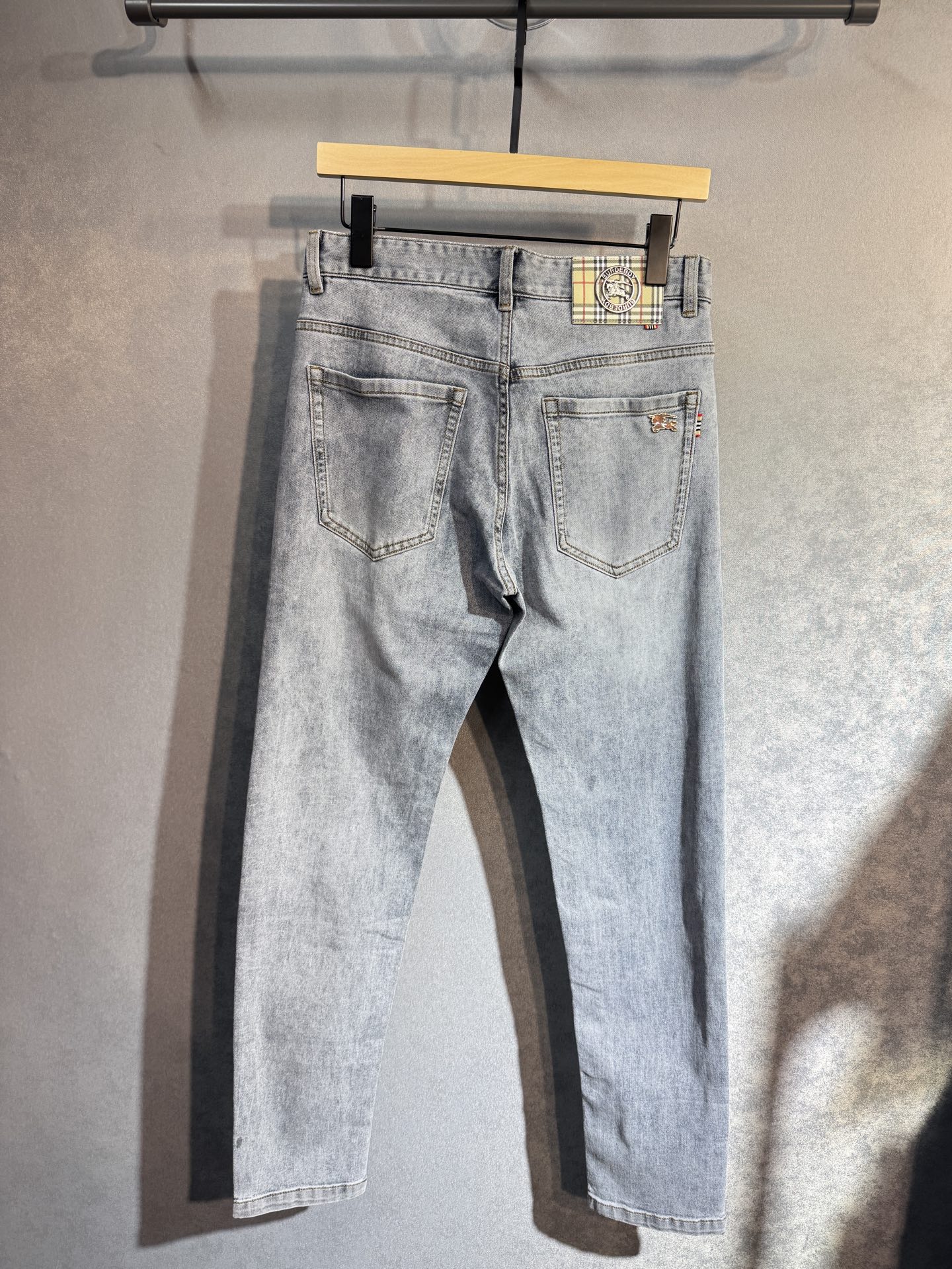 “Stylish Jeans: Burberry & Pablo Spring/Summer Pair – Hot Sales & Luxury Dressing” - 图片 3
