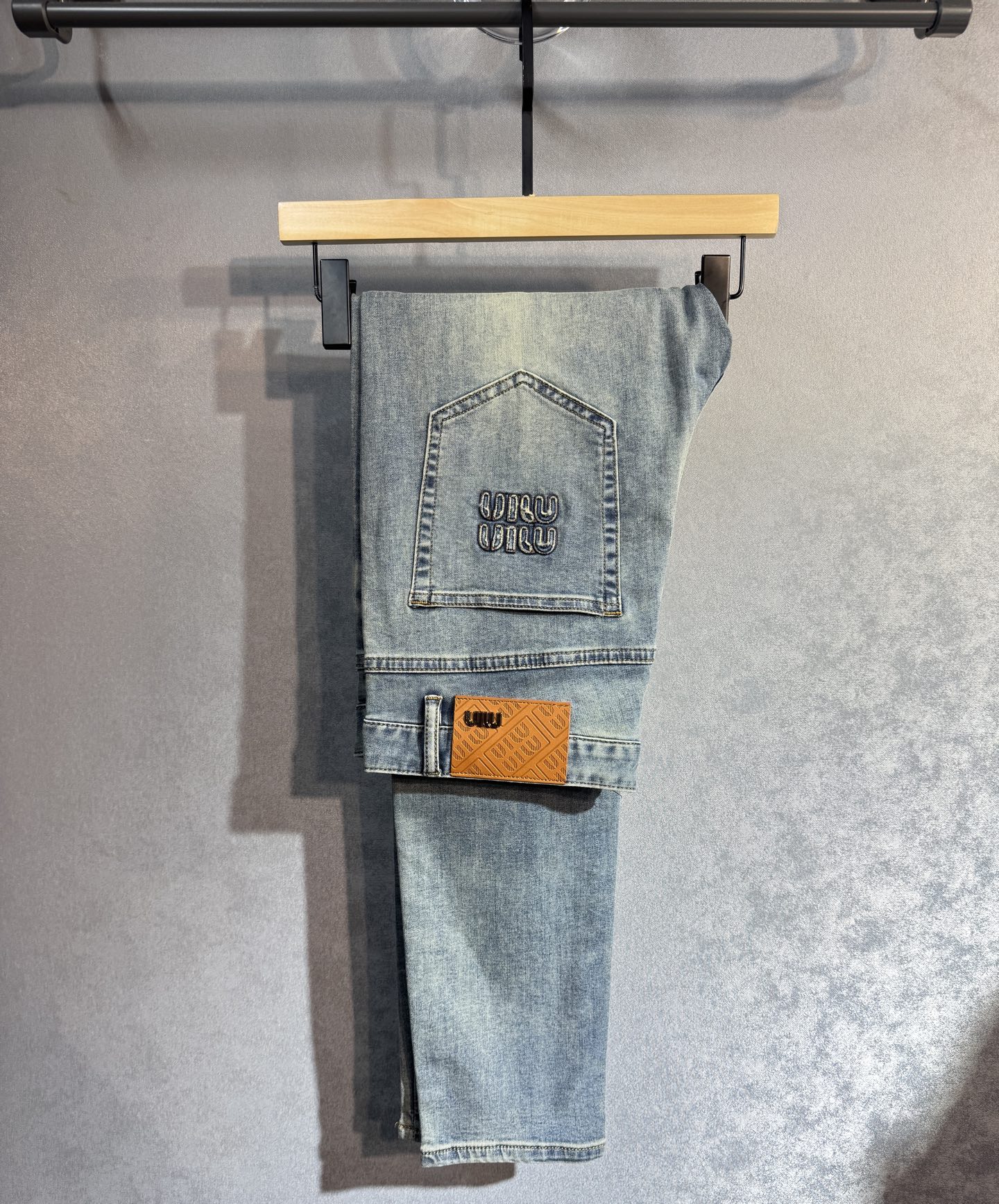 NO:595393,MIU MIU 25ss new jeans trend front line, best-selling counter, taste and value sharing, very comfortable to wear, low-key yet luxurious, very classy to wear, and the trousers style and cut are needless to say. The upper body is exquisite and vivid. Really first-class and top-quality materials. Really palace-level casual pants, using Turkish cotton. A33 produces the most famous denim. The quality is outstanding. After heavy washing, the pants are very soft. The straight-leg version is not picky.  The upper body is absolutely stylish and extremely luxurious!  Code number 29-38 bs,,miumiu,jeans,alexander wang19860909MIU MIU 25ss新品牛仔裤潮流前线 专柜热销款 品味与价值共享 身穿着非常舒适 低调不失奢华 穿出去非常有档次,裤型款式和裁剪亦无需多言 上身精致跃然.真正一等一顶级质料 真正殿堂级的休闲裤,选用土耳其的棉花 A33生产出最有名的单宁布 品质卓然 经过重水洗使得裤子很柔软 直脚的版型 不挑人 上身绝对的有型 极度奢华！码数29-38 bs,,miumiu,jeans,alexander wang,Men's clothing