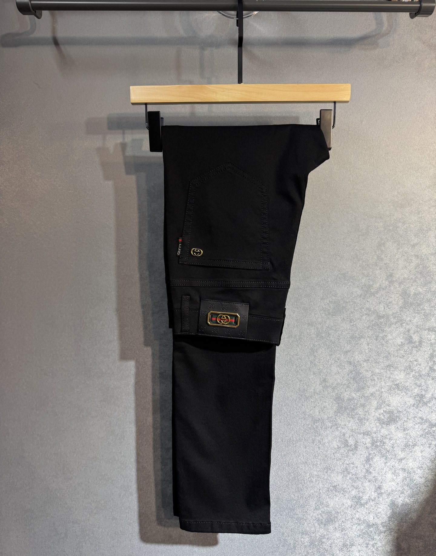 NO:595389,GUCCI Gucci's latest spring and summer jeans counter best-selling model. Shared taste and value. Very comfortable to wear. Low-key yet luxurious. Very classy to wear. Needless to say the trousers style and cut. The upper body is exquisite. Really first-class and top-quality materials. Really palace-level casual pants, using Turkish cotton A33 to produce the most famous denim. Excellent quality. After heavy washing, the pants are very soft. The straight-leg version is not picky. The upper body is absolutely stylish.  Extremely luxurious!  Code number 29-38. No 37 bs,,gucci,jeans,alexander wang19860909GUCCI 古奇春夏最新品牛仔裤专柜热销款 品味与价值共享 身穿着非常舒适 低调不失奢华 穿出去非常有档次,裤型款式和裁剪亦无需多言 上身精致跃然.真正一等一顶级质料 真正殿堂级的休闲裤,选用土耳其的棉花 A33生产出最有名的单宁布 品质卓然 经过重水洗使得裤子很柔软 直脚的版型 不挑人 上身绝对的有型 极度奢华！码数29-38.无37 bs,,gucci,jeans,alexander wang,Men's clothing