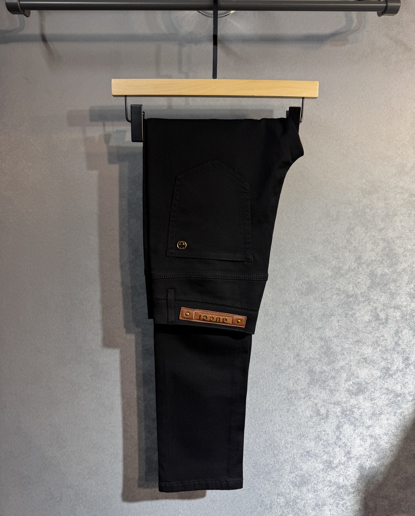 NO:595377,GUCCI's latest spring and summer jeans counter best-selling model. Shared taste and value. Very comfortable to wear. Low-key yet luxurious. Very classy to wear. Needless to say the trousers style and cut. The upper body is exquisite and vivid. Really first-class top quality materials. Really palace-level casual pants, using Turkish cotton A33 to produce the most famous denim. Excellent quality. After heavy washing, the pants are very soft. The straight-leg version is not picky. The upper body is absolutely stylish.  Extremely luxurious!  Code number 29-38. No 37 bs,,gucci,jeans,alexander wang19860909GUCCI 古奇 春夏最新品牛仔裤专柜热销款 品味与价值共享 身穿着非常舒适 低调不失奢华 穿出去非常有档次,裤型款式和裁剪亦无需多言 上身精致跃然.真正一等一顶级质料 真正殿堂级的休闲裤,选用土耳其的棉花 A33生产出最有名的单宁布 品质卓然 经过重水洗使得裤子很柔软 直脚的版型 不挑人 上身绝对的有型 极度奢华！码数29-38.无37 bs,,gucci,jeans,alexander wang,Men's clothing