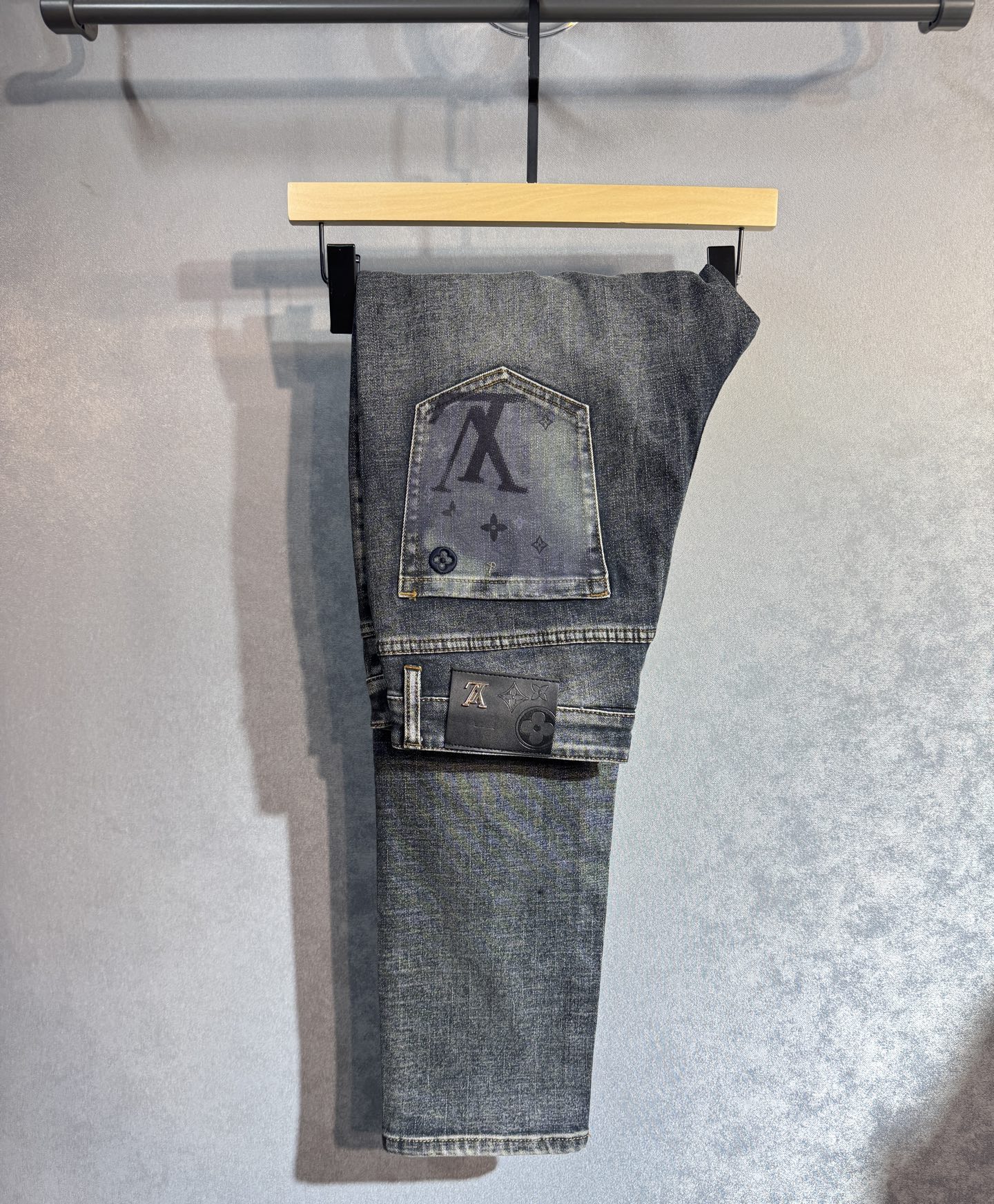 NO:514388,LV Louis Vuitton is the hottest spring and summer jeans counter. Taste and value are shared. It is very comfortable to wear, low-key and luxurious. It is very classy when worn. There is no need to say much about the style and cutting of the pants. The upper body is exquisite and vivid. It is truly first-class and top-quality. The real palace-grade casual pants are made of Turkish cotton. J2 produces the most famous tannin fabric. The quality is excellent. It is heavy washed and makes the pants very soft. The straight-footed style is not picky. The upper body is absolutely stylish and extremely luxurious!  Number of codes 29-38. None 37, louis vuitton,louis vuitton,jeans,alexander wang19860909LV 路易威登 春夏最新品牛仔裤专柜热销款 品味与价值共享 身穿着非常舒适 低调不失奢华 穿出去非常有档次,裤型款式和裁剪亦无需多言 上身精致跃然.真正一等一顶级质料 真正殿堂级的休闲裤,选用土耳其的棉花 j2生产出最有名的单宁布 品质卓然 经过重水洗使得裤子很柔软 直脚的版型 不挑人 上身绝对的有型 极度奢华！码数29-38.无37,,louis vuitton,louis vuitton,jeans,alexander wang,Men's clothing