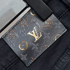 🔥LV 路易威登 春夏最新品牛仔裤🔥专柜热销款 品味与价值共享 身穿着非常舒适 低调不失奢华 穿出去非常 🔥LV 路易威登 春夏最新品牛仔裤🔥专柜热销款 品味与价值共享 身穿着非常舒适 低调不失奢华 穿出去非常