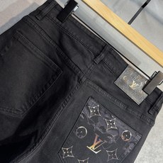 🔥LV 路易威登 春夏最新品牛仔裤🔥专柜热销款 品味与价值共享 身穿着非常舒适 低调不失奢华 穿出去非常 🔥LV 路易威登 春夏最新品牛仔裤🔥专柜热销款 品味与价值共享 身穿着非常舒适 低调不失奢华 穿出去非常