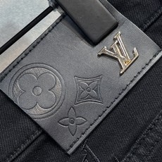 🔥LV 路易威登 春夏最新品牛仔裤🔥专柜热销款 品味与价值共享 身穿着非常舒适 低调不失奢华 穿出去非常 🔥LV 路易威登 春夏最新品牛仔裤🔥专柜热销款 品味与价值共享 身穿着非常舒适 低调不失奢华 穿出去非常