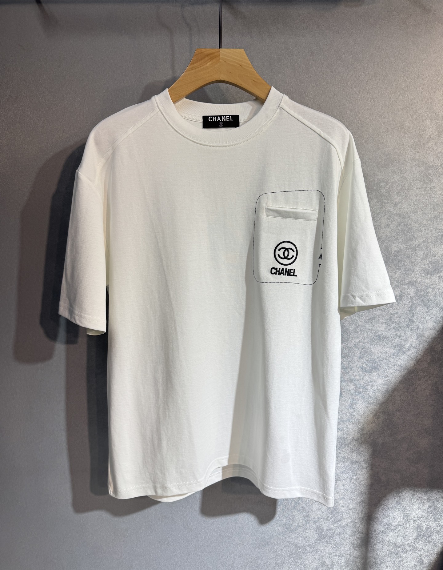 NO:487232,CHANEL 25SS new spring and summer short-sleeved version, the highest version is customized pure cotton fabric, comfortable and breathable, simple and fashionable, with super good color matching!  Classic logo design Simple and elegant style Full of high-end feel, W3 can be worn in all seasons. Simple European style, simple and atmospheric, the same style on sale on the official website. Color: Black, white, brown. Number of code M-3XL (please report height and weight if you place an order), chanel, chanel, T-shirt, alexander wang19860909CHANEL 香奈儿 25SS新款春夏短袖 最高版本客供定制纯棉面料 舒适透气性好 简单时尚款,配色超级好看！经典logo的设计 简单大方的款式 满满的高级感,w3四季可穿.简欧风格,简洁大气,官网同款在售.颜色: 黑色 白色 咖色.码数M-3XL（下单请报身高体重）,,chanel,chanel,T-shirt,alexander wang,Men's clothing