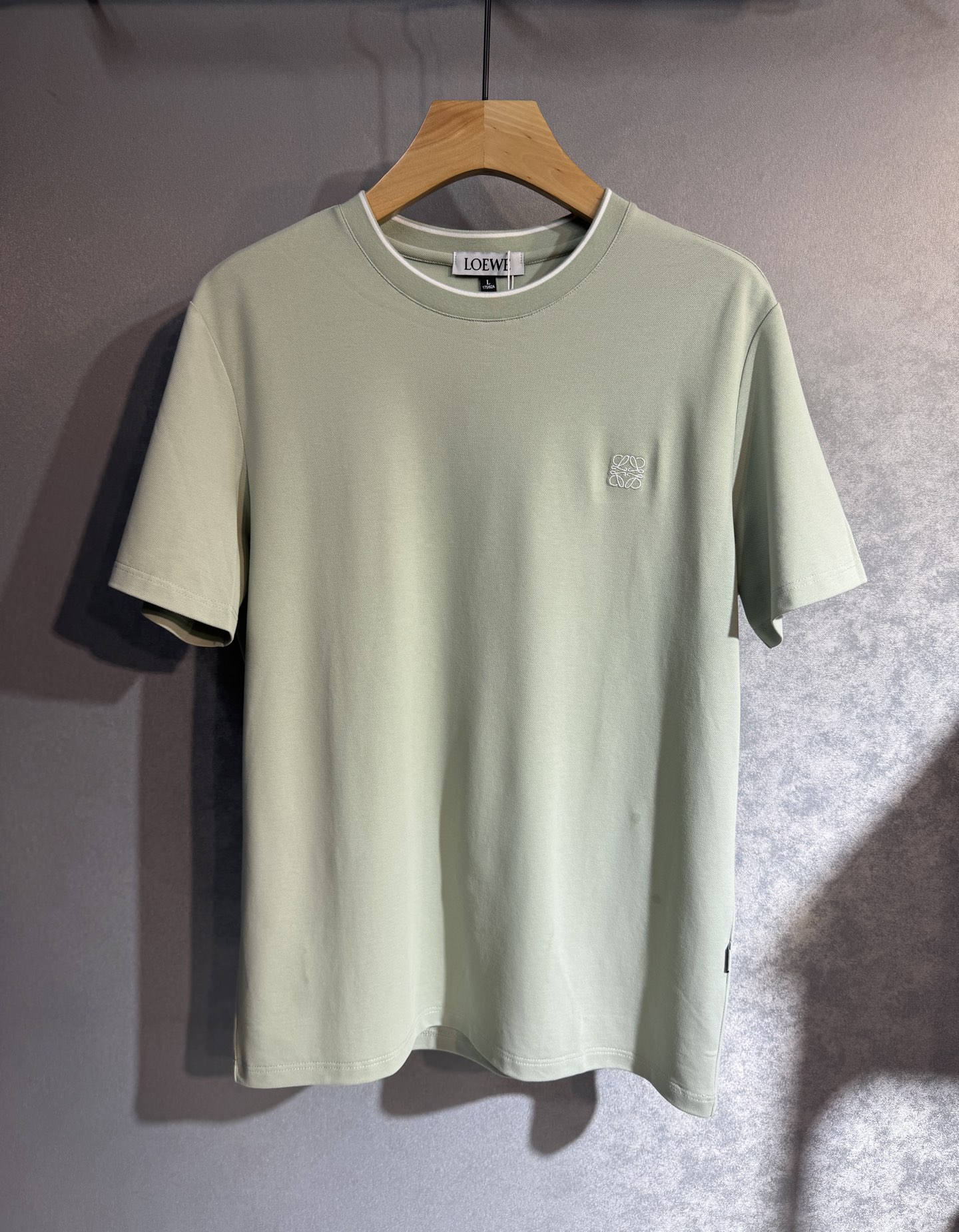 NO:487210,LOEWE 25SS new spring and summer short-sleeved version, the highest version of customized bead floor cotton fabric, comfortable and breathable, simple and fashionable, with super good color matching!  Classic logo design, simple and elegant style, full of high-end feel, w3 can be worn in all seasons. Simple European style, simple and elegant, the same style on sale on the official website. Color: Green Blue. Number of code M-3XL (please report height and weight if you place an order),,loewe,loewe,T-shirt,alexander wang19860909LOEWE 罗意威25SS新款春夏短袖 最高版本客供定制珠地棉面料 舒适透气性好 简单时尚款,配色超级好看！经典logo的设计 简单大方的款式 满满的高级感,w3四季可穿.简欧风格,简洁大气,官网同款在售.颜色: 绿色 蓝色.码数M-3XL（下单请报身高体重）,,loewe,loewe,T-shirt,alexander wang,Men's clothing