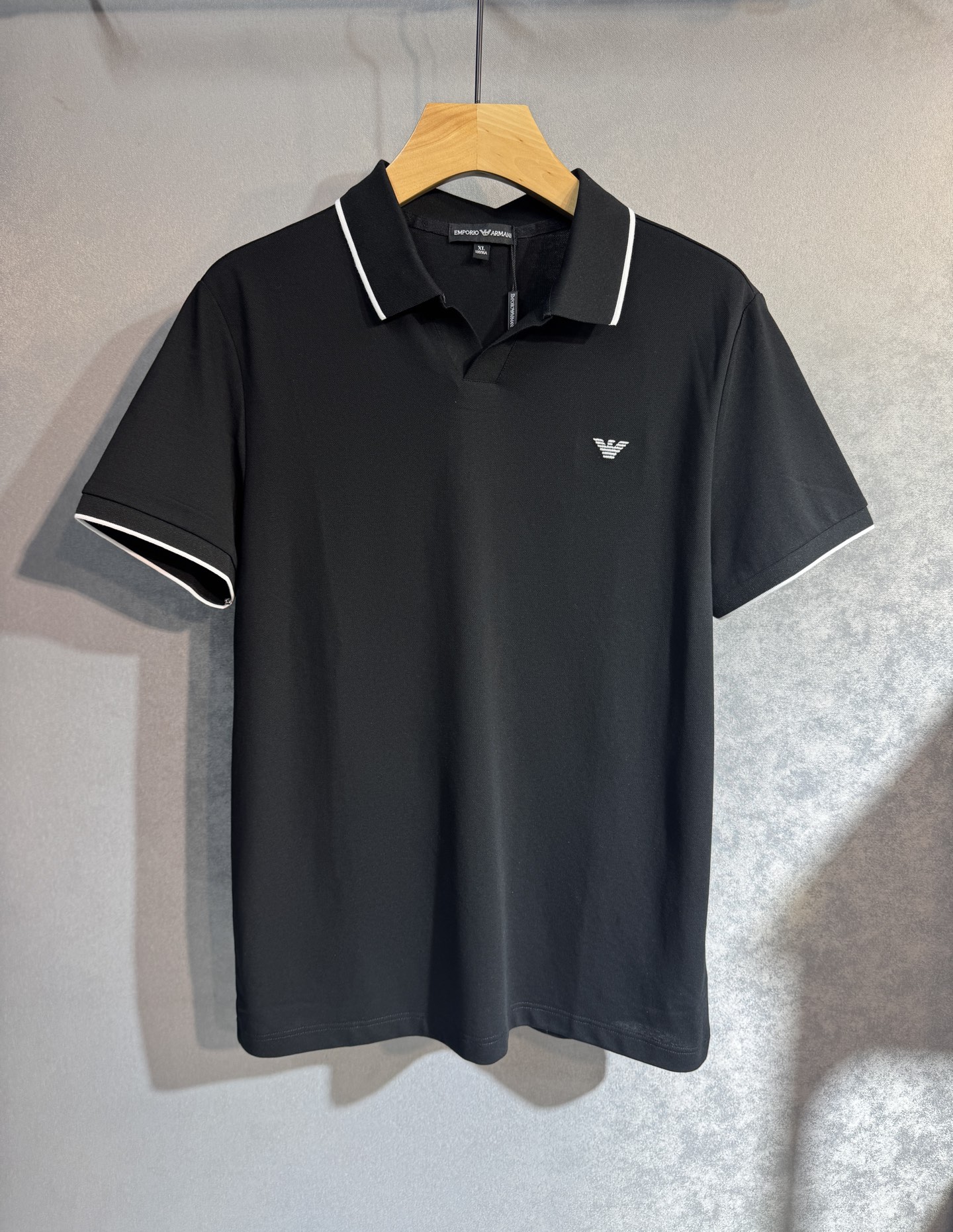 NO:487225,ARMANI 25SS new spring and summer short-sleeved version, the highest version of customized bead floor cotton fabric, comfortable and breathable, simple and fashionable, with super good color matching!  Classic logo design Simple and elegant style Full of high-end feel, W3 can be worn in all seasons. Simple European style, simple and elegant, the same style on sale on the official website. Color: Black, white, blue. Number of code M-3XL (please report height and weight if you place an order), Armani, Armani, T-shirt, alexander wang19860909ARMANI 阿玛尼 25SS新款春夏短袖 最高版本客供定制珠地棉面料 舒适透气性好 简单时尚款,配色超级好看！经典logo的设计 简单大方的款式 满满的高级感,w3四季可穿.简欧风格,简洁大气,官网同款在售.颜色: 黑色 白色 蓝色.码数M-3XL（下单请报身高体重）,,armani,armani,T-shirt,alexander wang,Men's clothing