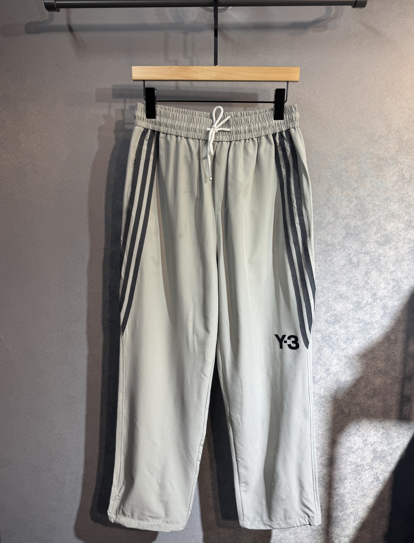 🔥Y3 2025春夏新款休闲裤 宽松阔腿裤型 宽松有度可修饰各种腿型 工装口袋休闲风  简约而不简单 经