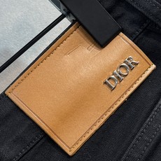 🔥DIOR 迪奥秋冬最新品牛仔裤🔥专柜热销款 品味与价值共享 身穿着非常舒适 低调不失奢华 穿出去非常有 🔥DIOR 迪奥秋冬最新品牛仔裤🔥专柜热销款 品味与价值共享 身穿着非常舒适 低调不失奢华 穿出去非常有