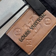 🔥LV 路易威登 秋冬最新品牛仔裤🔥专柜热销款 品味与价值共享 身穿着非常舒适 低调不失奢华 穿出去非常 🔥LV 路易威登 秋冬最新品牛仔裤🔥专柜热销款 品味与价值共享 身穿着非常舒适 低调不失奢华 穿出去非常