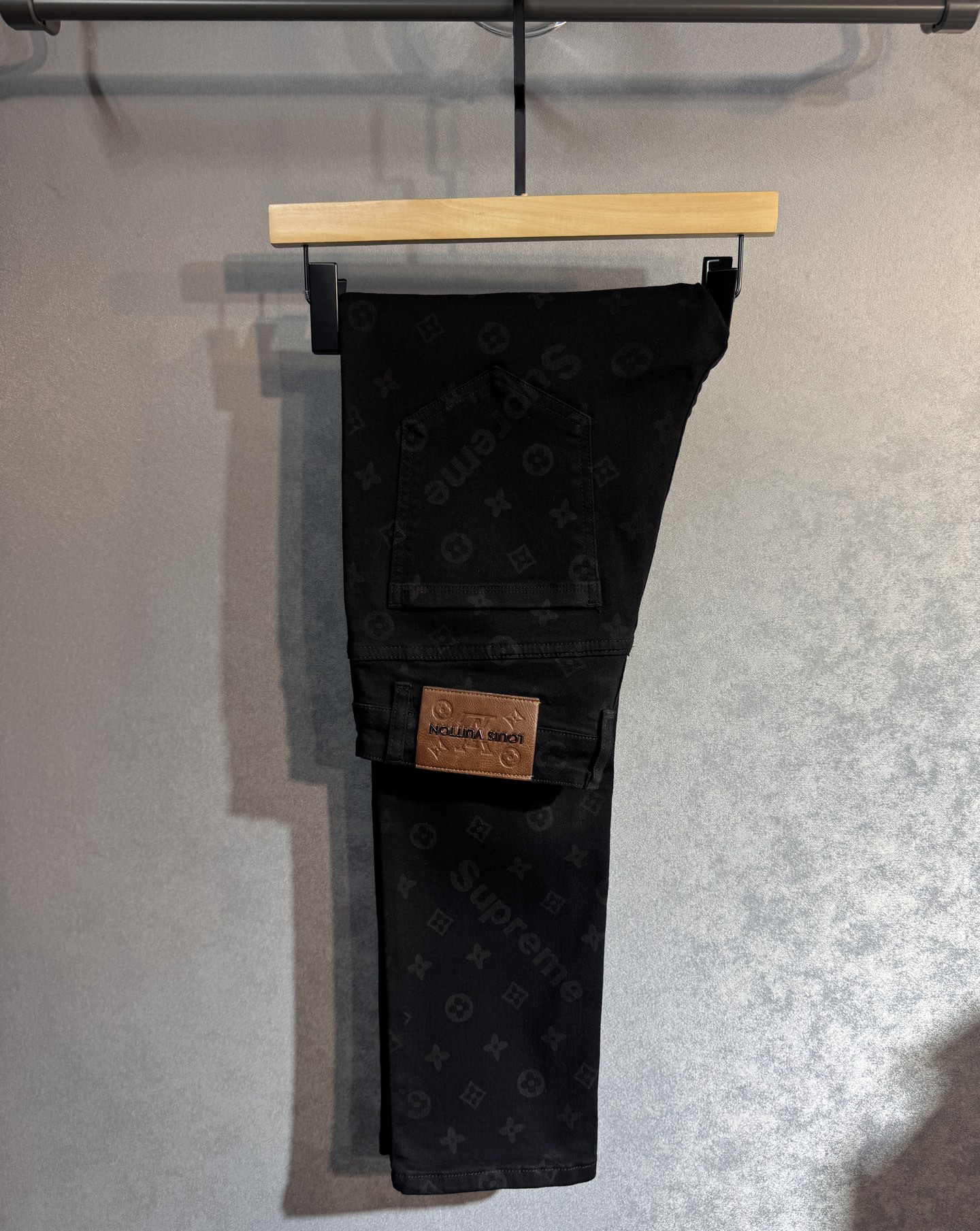 🔥LV 路易威登 秋冬最新品牛仔裤🔥专柜热销款 品味与价值共享 身穿着非常舒适 低调不失奢华 穿出去非常