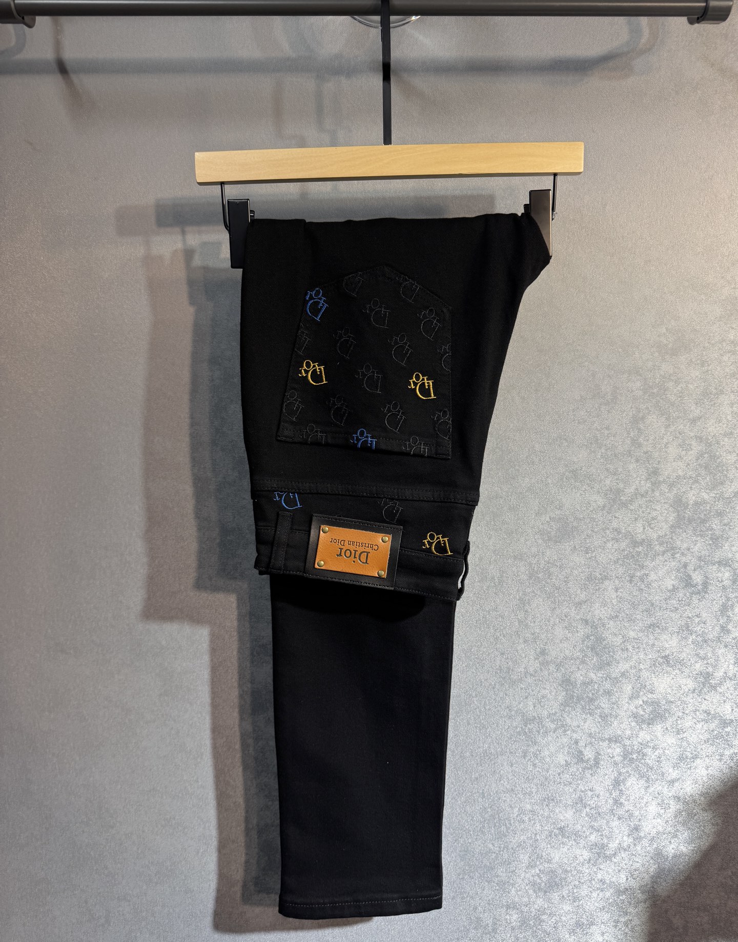 NO:514380,DIOR Autumn and Winter latest jeans are popular in the counter. Taste and value are shared. They are very comfortable to wear, low-key and luxurious. They are very classy when worn. There is no need to say much about the style and cutting of the pants. The upper body is exquisite and vivid. The true first-class quality is the real-class casual pants, which are made of Turkish cotton. J2 produces the most famous tannin cloth. The pants are very good after heavy washing. The straight-footed style is not picky. The upper body is absolutely stylish and extremely luxurious!  Number of codes 29-40. None 37,,dior,dior,jeans,alexander wang19860909DIOR 迪奥秋冬最新品牛仔裤专柜热销款 品味与价值共享 身穿着非常舒适 低调不失奢华 穿出去非常有档次,裤型款式和裁剪亦无需多言 上身精致跃然.真正一等一顶级质料 真正殿堂级的休闲裤,选用土耳其的棉花 j2生产出最有名的单宁布品质卓然 经过重水洗使得裤子很柔软 直脚的版型 不挑人 上身绝对的有型 极度奢华！码数29-40.无37,,dior,dior,jeans,alexander wang,Men's clothing