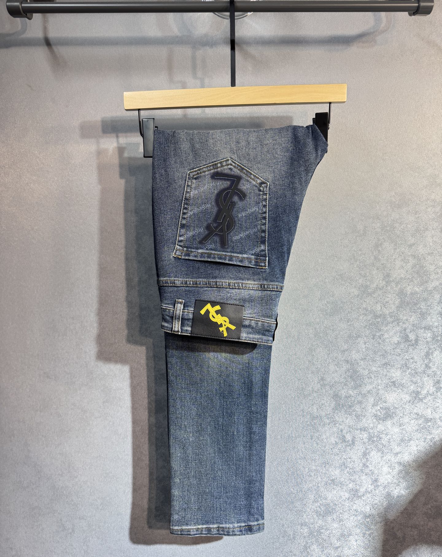 NO:514377,YSL Saint Laurent is the latest jeans in autumn and winter, and the latest jeans in autumn and winter. Share taste and value. They are very comfortable to wear, low-key and luxurious. They are very classy when worn. There is no need to say much about the style and cutting of the pants. The upper body is exquisite and vivid. The true first-class quality is the real palace-level casual pants, which are made of Turkish cotton. J2 produces the most famous tannin cloth. The pants are very good after heavy washing. The straight-footed style is not picky. The upper body is absolutely stylish and extremely luxurious!  Number of codes 29-40.,,saint laurent,saint laurent,jeans,alexander wang19860909YSL 圣罗兰 秋冬最新品牛仔裤专柜热销款 品味与价值共享 身穿着非常舒适 低调不失奢华 穿出去非常有档次,裤型款式和裁剪亦无需多言 上身精致跃然.真正一等一顶级质料 真正殿堂级的休闲裤,选用土耳其的棉花 j2生产出最有名的单宁布品质卓然 经过重水洗使得裤子很柔软 直脚的版型 不挑人 上身绝对的有型 极度奢华！码数29-40.,,saint laurent,saint laurent,jeans,alexander wang,Men's clothing