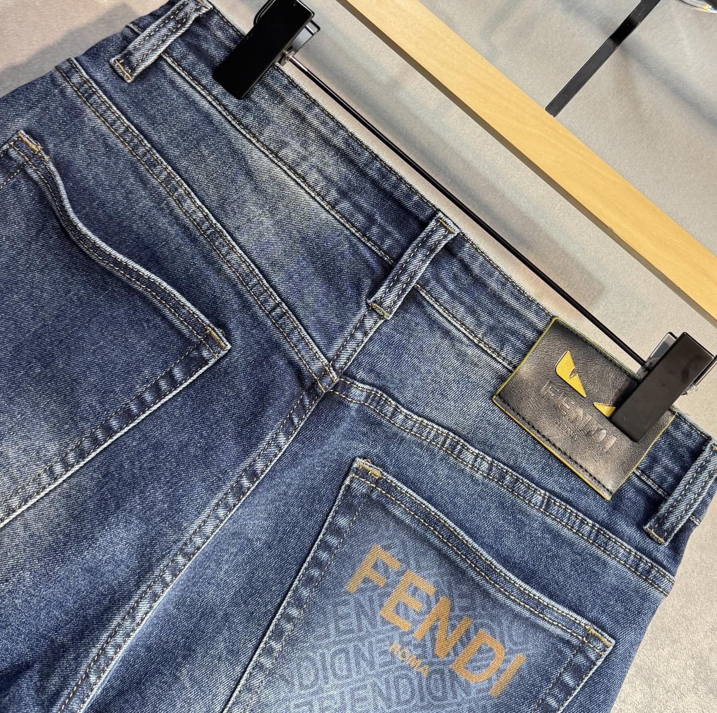 🔥FENDI 芬迪 秋季新款牛仔裤🔥专柜热销款 品味与价值共享 身穿着非常舒适 低调不失奢华 穿出去非常