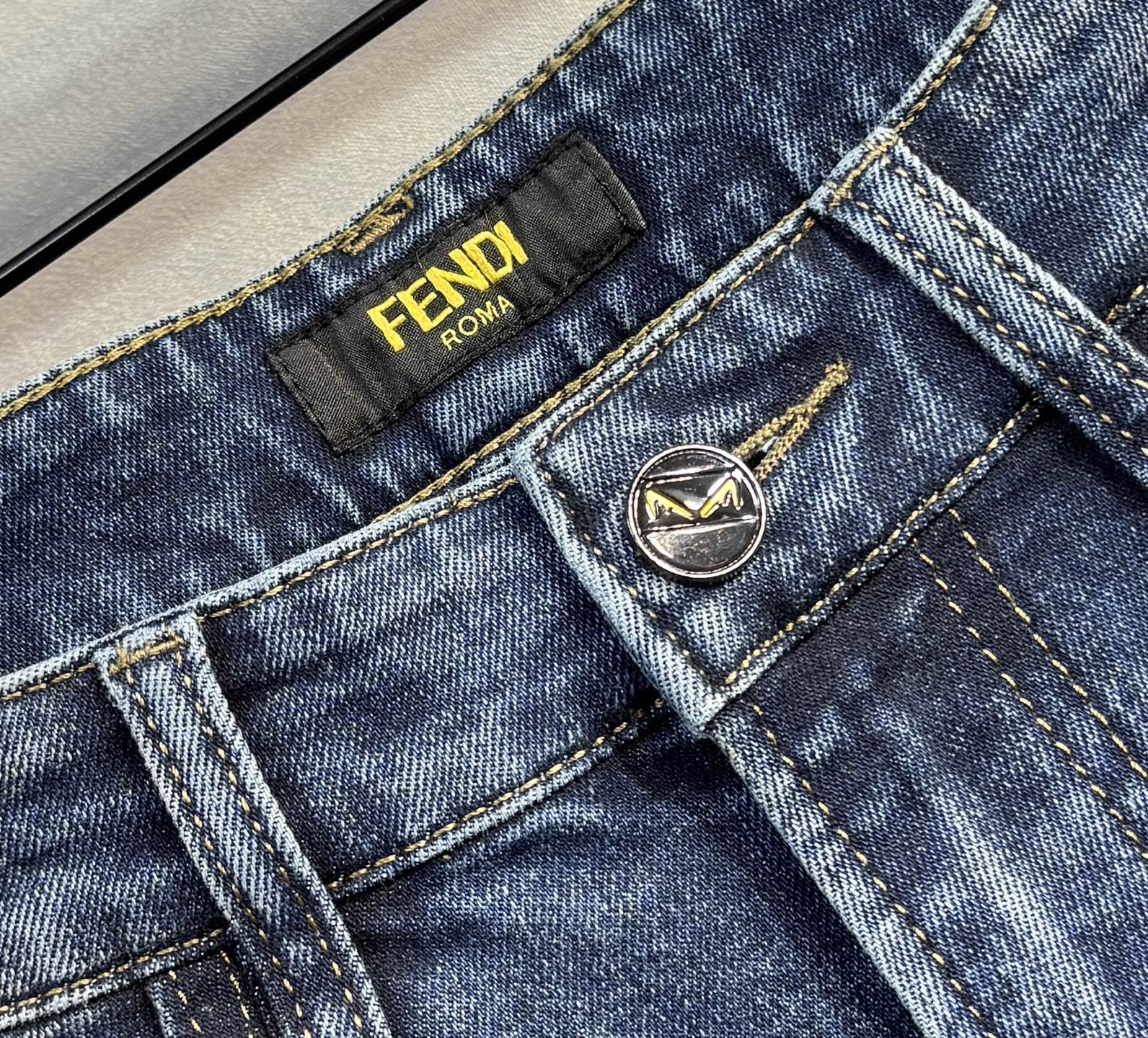 🔥FENDI 芬迪 秋季新款牛仔裤🔥专柜热销款 品味与价值共享 身穿着非常舒适 低调不失奢华 穿出去非常
