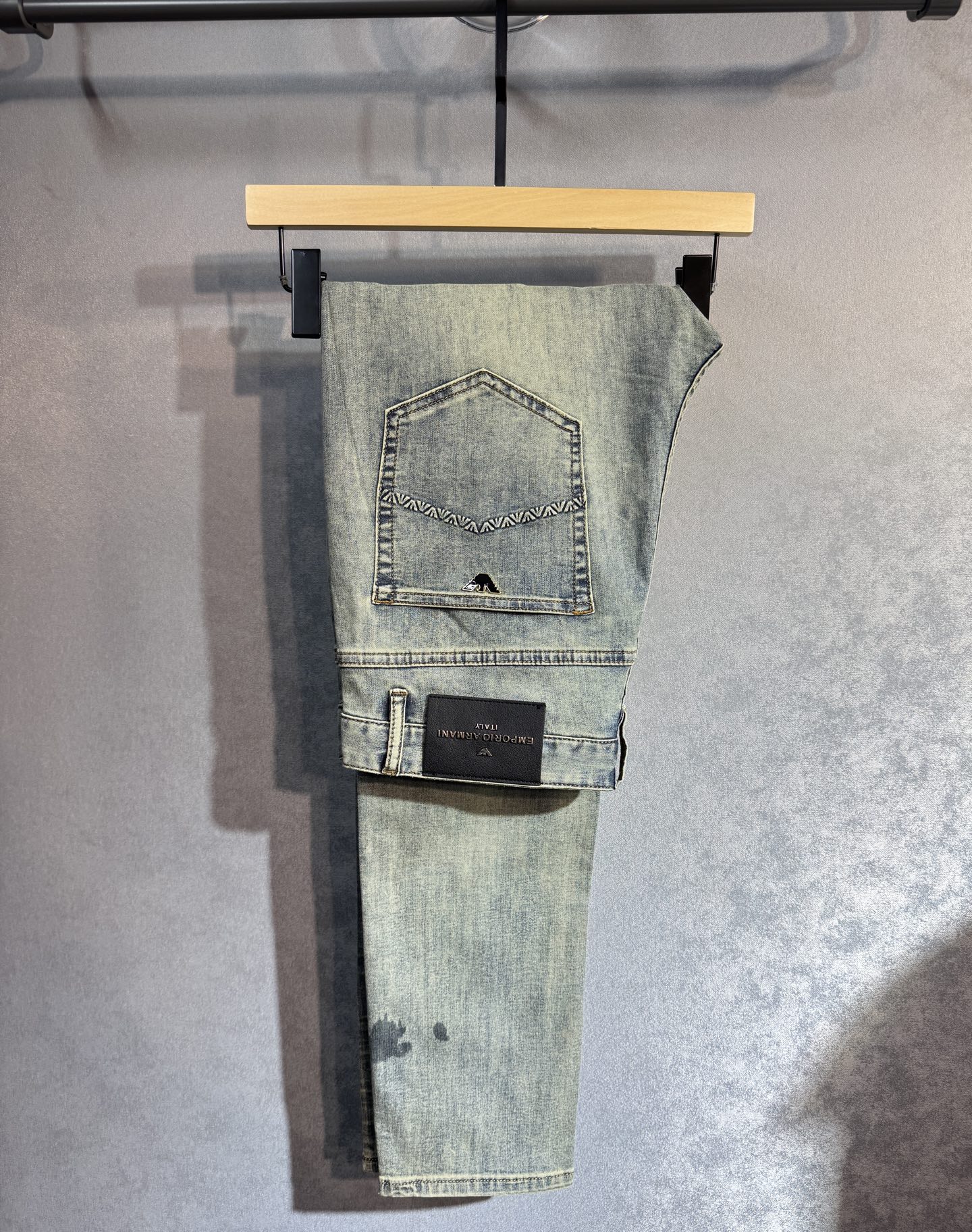 NO:514376,ARMANI The latest spring and summer jeans hot-selling counters. Taste and value are shared. They are very comfortable to wear, low-key and luxurious. They are very classy when worn. There is no need to say much about the style and cutting of the pants. The upper body is exquisite and vivid. The true first-class quality is the real-class casual pants, which are made of Turkish cotton. A33 produces the most famous tannin cloth. The quality is excellent. After heavy washing, the pants are very soft. The straight-footed style is not picky. The upper body is absolutely stylish and extremely luxurious!  Number of codes 29-38. None 37, Armani, Armani, Jeans, Alexander wang19860909ARMANI 阿玛尼 春夏最新品牛仔裤专柜热销款 品味与价值共享 身穿着非常舒适 低调不失奢华 穿出去非常有档次,裤型款式和裁剪亦无需多言 上身精致跃然.真正一等一顶级质料 真正殿堂级的休闲裤,选用土耳其的棉花 A33生产出最有名的单宁布 品质卓然 经过重水洗使得裤子很柔软 直脚的版型 不挑人 上身绝对的有型 极度奢华！码数29-38.无37,,armani,armani,jeans,alexander wang,Men's clothing