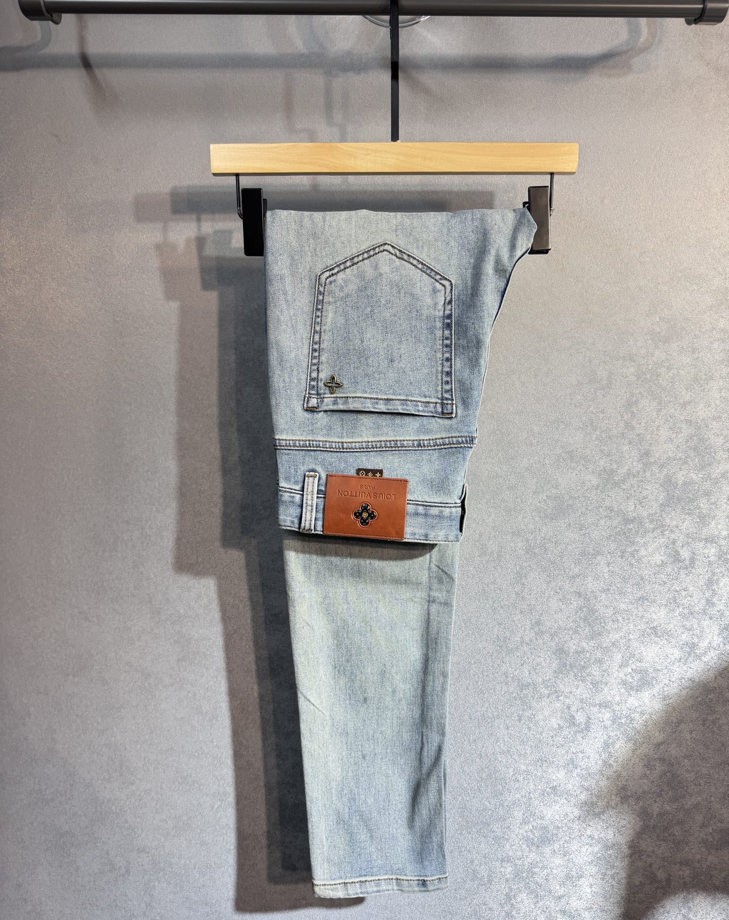 NO:514379,LV Louis Vuitton is a hot-selling new autumn jeans counter. Taste and value are shared. They are very comfortable to wear. They are low-key and luxurious. They are very classy when worn. There is no need to say much about the style and cutting of the pants. The upper body is exquisite and vivid. The true first-class quality is the real-class casual pants, which are made of Turkish cotton. A33 produces the most famous tannin fabric. The quality is excellent. After heavy washing, the pants are very soft. The straight-footed style is not picky. The upper body is absolutely stylish and extremely luxurious!  Number of codes 29-38. None 37, louis vuitton,louis vuitton,jeans,alexander wang19860909LV 路易威登 秋季新款牛仔裤专柜热销款 品味与价值共享 身穿着非常舒适 低调不失奢华 穿出去非常有档次,裤型款式和裁剪亦无需多言 上身精致跃然.真正一等一顶级质料 真正殿堂级的休闲裤,选用土耳其的棉花 A33生产出最有名的单宁布 品质卓然 经过重水洗使得裤子很柔软 直脚的版型 不挑人 上身绝对的有型 极度奢华！码数29-38.无37,,louis vuitton,louis vuitton,jeans,alexander wang,Men's clothing