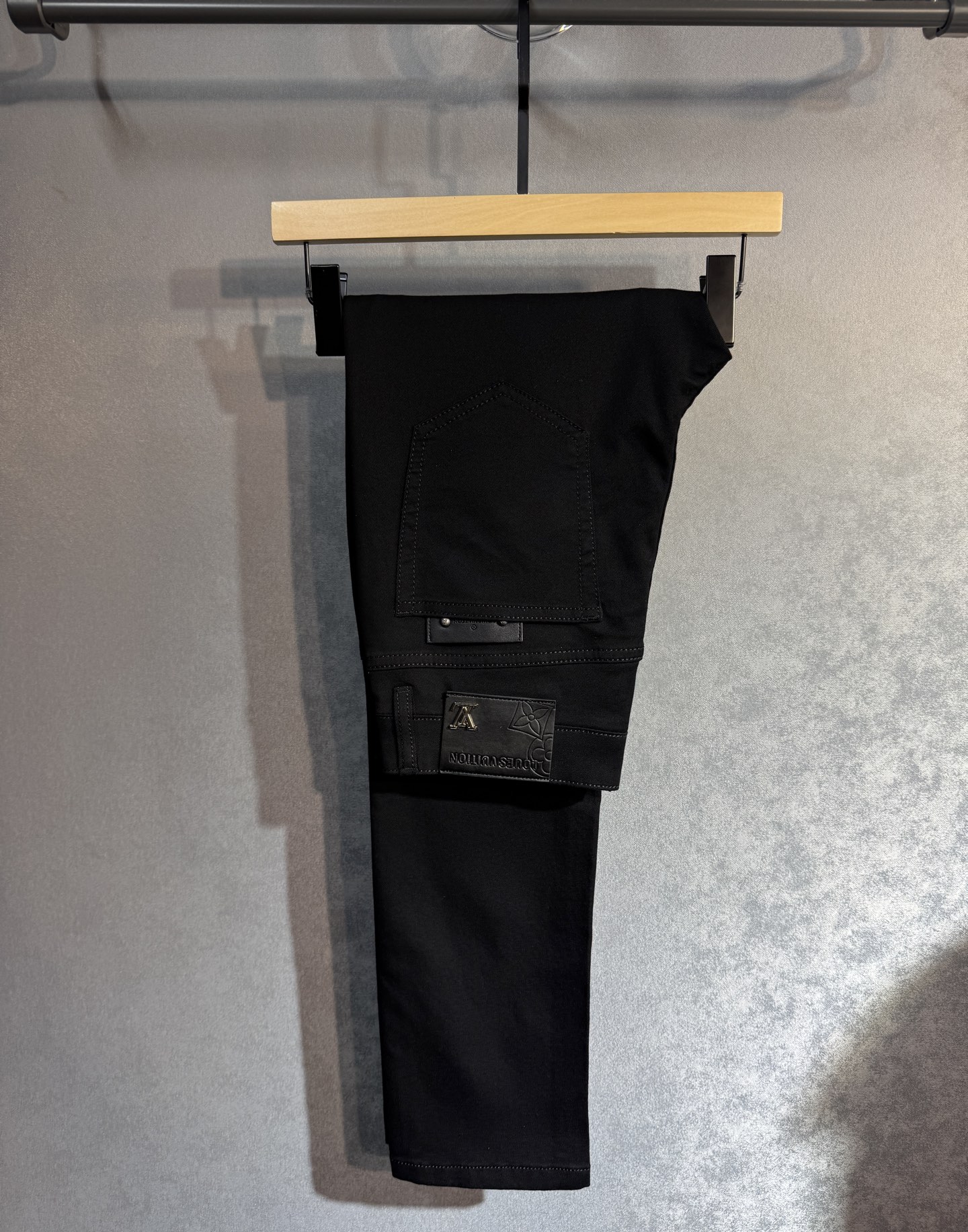 NO:514374,LV Louis Vuitton is a hot-selling new autumn jeans counter. Taste and value are shared. They are very comfortable to wear. They are low-key and luxurious. They are very classy when worn. There is no need to say much about the style and cutting of the pants. The upper body is exquisite and vivid. The true first-class quality is the real-class casual pants, which are made of Turkish cotton. A33 produces the most famous tannin fabric. The quality is excellent. After heavy washing, the pants are very soft. The straight-footed style is not picky. The upper body is absolutely stylish and extremely luxurious!  Number of codes 29-38. None 37, louis vuitton,louis vuitton,jeans,alexander wang19860909LV 路易威登 秋季新款牛仔裤专柜热销款 品味与价值共享 身穿着非常舒适 低调不失奢华 穿出去非常有档次,裤型款式和裁剪亦无需多言 上身精致跃然.真正一等一顶级质料 真正殿堂级的休闲裤,选用土耳其的棉花 A33生产出最有名的单宁布 品质卓然 经过重水洗使得裤子很柔软 直脚的版型 不挑人 上身绝对的有型 极度奢华！码数29-38.无37,,louis vuitton,louis vuitton,jeans,alexander wang,Men's clothing