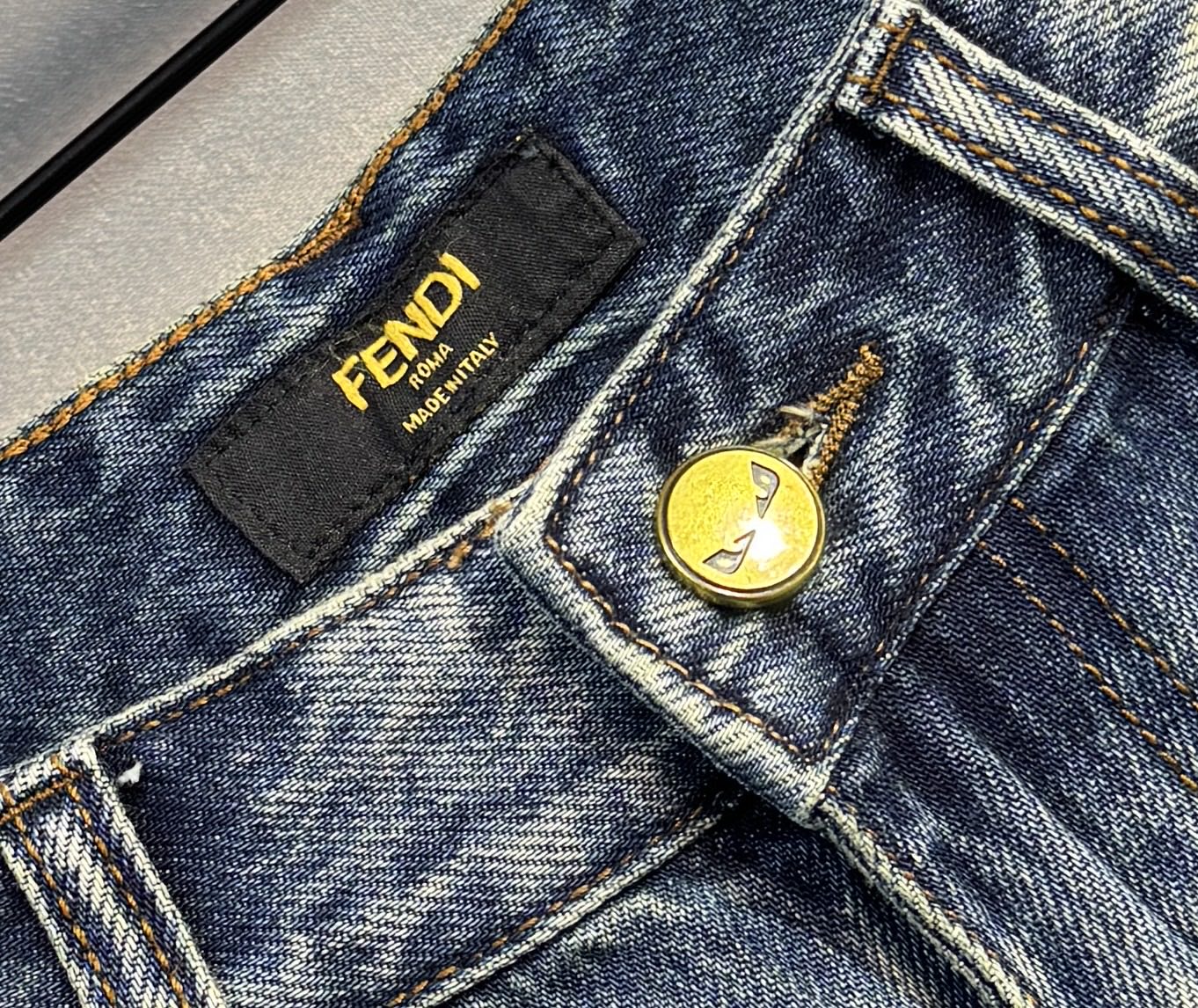 🔥FENDI 芬迪 秋冬新款牛仔裤🔥专柜热销款 品味与价值共享 身穿着非常舒适 低调不失奢华 穿出去非常