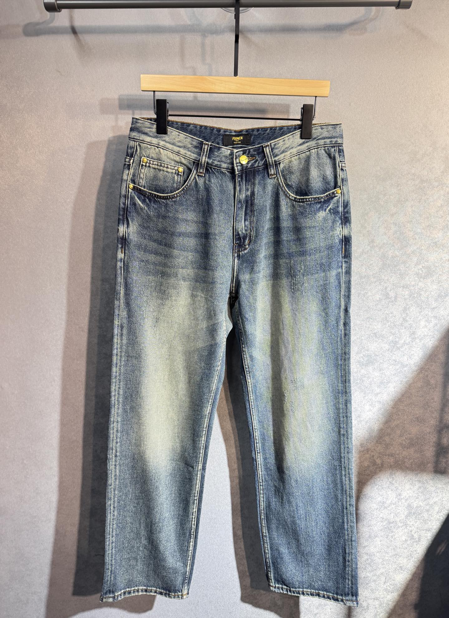 🔥FENDI 芬迪 秋冬新款牛仔裤🔥专柜热销款 品味与价值共享 身穿着非常舒适 低调不失奢华 穿出去非常