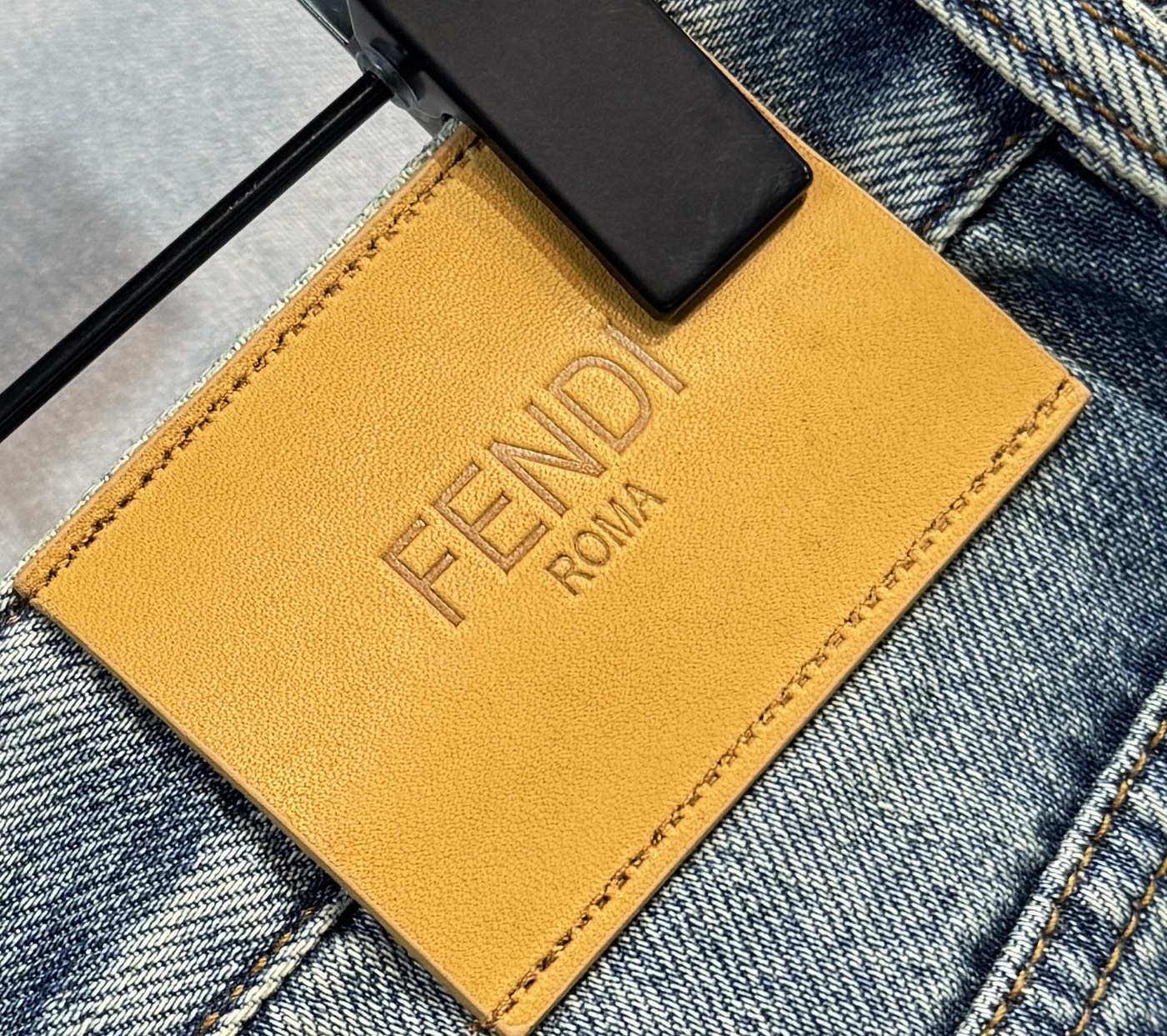 🔥FENDI 芬迪 秋冬新款牛仔裤🔥专柜热销款 品味与价值共享 身穿着非常舒适 低调不失奢华 穿出去非常