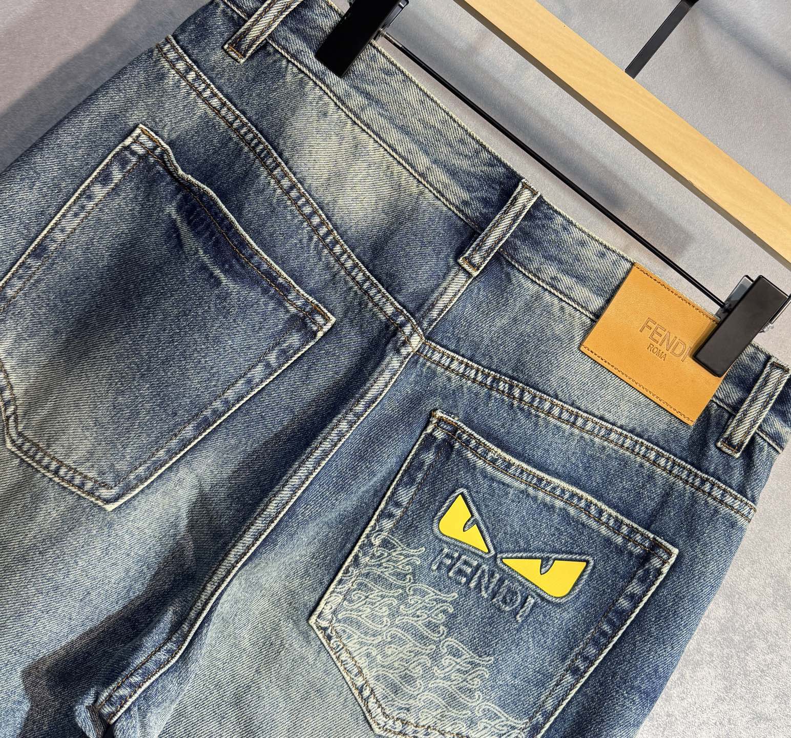 🔥FENDI 芬迪 秋冬新款牛仔裤🔥专柜热销款 品味与价值共享 身穿着非常舒适 低调不失奢华 穿出去非常