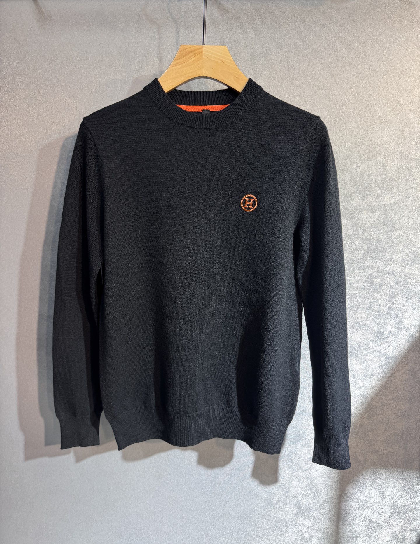 NO:514391,HERMES Hermes new autumn and winter sweaters autumn and winter high-quality imported Italian fabrics, high-density knitted, fashionable and versatile sweaters, very handsome. Classic Logo logo is more durable and less likely to deform. The counter style and various styles can be easily held. The classic fashion model that has been sought after in 308 has become popular all over the world!  Color Black White Dark Blue Sky Blue Clay . Code M-4XL (please report height and weight by order), hermes, hermes, sweaters, alexander wang19860909HERMES 爱马仕 秋冬新款毛衣秋冬 高品质意大利进口面料,高密度针织,时尚百搭毛衣,帅气十足.经典Logo标志 更耐穿更加不易变形,专柜版型,各种风格都能轻松Hold住,308年年被追捧的经典时尚款 已经风靡全球！颜色 黑色 白色 深蓝色 天蓝色 咖色 .码数M-4XL(下单请报身高体重),,hermes,hermes,sweaters,alexander wang,Men's clothing