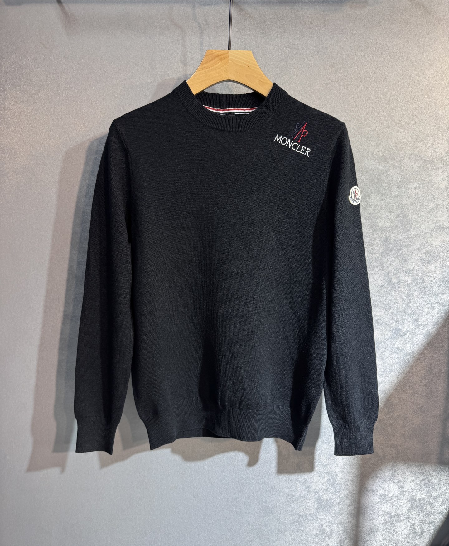 NO:514369,MONCLER Autumn and Winter New Sweater Autumn and Winter High-quality Italian imported fabrics, high-density knitted, fashionable and versatile sweaters, very handsome. Classic Logo logo is more durable and less likely to deform. The counter style and various styles can be easily held. The classic fashion model that has been sought after in 308 has become popular all over the world!  Color Black White Gray Blue Coffee. Code M-4XL (please report height and weight by order), Moncler, sweaters, alexander wang19860909MONCLER 蒙口 秋冬新款毛衣秋冬 高品质意大利进口面料,高密度针织,时尚百搭毛衣,帅气十足.经典Logo标志 更耐穿更加不易变形,专柜版型,各种风格都能轻松Hold住,308年年被追捧的经典时尚款 已经风靡全球！颜色 黑色 白色 灰色 蓝色 咖色 .码数M-4XL(下单请报身高体重),,Moncler,sweaters,alexander wang,Men's clothing