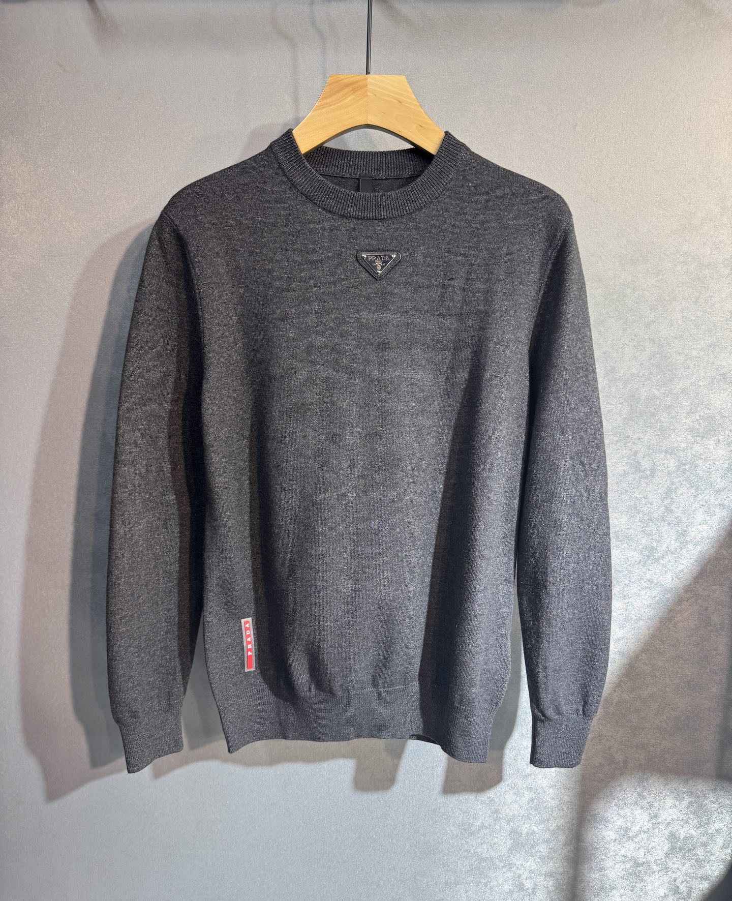 NO:514372,PRADA new autumn and winter sweaters autumn and winter high-quality imported Italian fabrics, high-density knitted, fashionable and versatile sweaters, very handsome. Classic Logo logo is more durable and less likely to deform. The counter style and various styles can be easily held. The classic fashion model that has been sought after in 308 has become popular all over the world!  Color Black White Gray Blue Coffee. Code M-4XL (please report height and weight by order), prada, prada, sweaters, alexander wang19860909PRADA 普拉达 秋冬新款毛衣秋冬 高品质意大利进口面料,高密度针织,时尚百搭毛衣,帅气十足.经典Logo标志 更耐穿更加不易变形,专柜版型,各种风格都能轻松Hold住,308年年被追捧的经典时尚款 已经风靡全球！颜色 黑色 白色 灰色 蓝色 咖色 .码数M-4XL(下单请报身高体重),,prada,prada,sweaters,alexander wang,Men's clothing